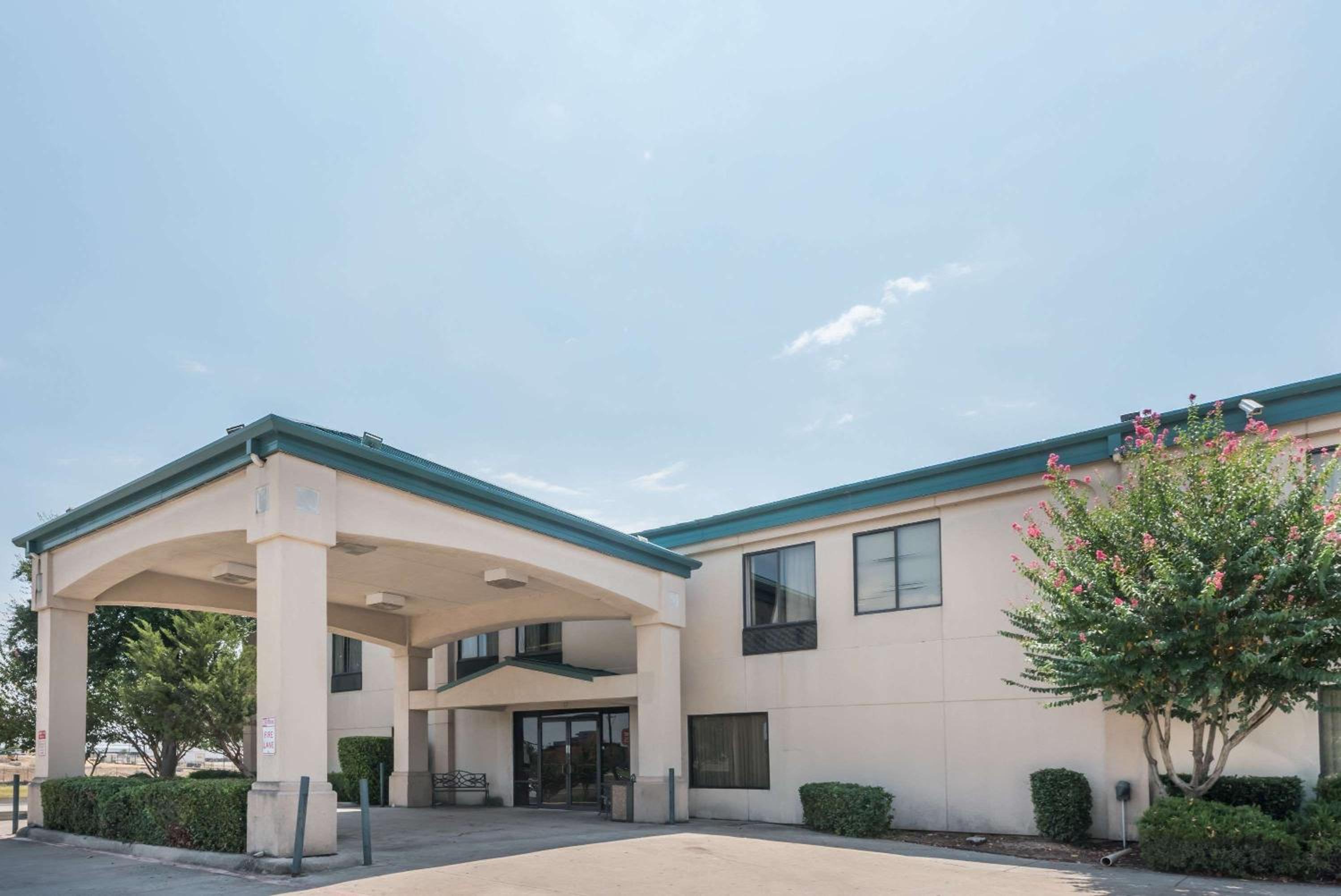 Hotel Super 8 by Wyndham Fort Worth Downtown South - Image 1