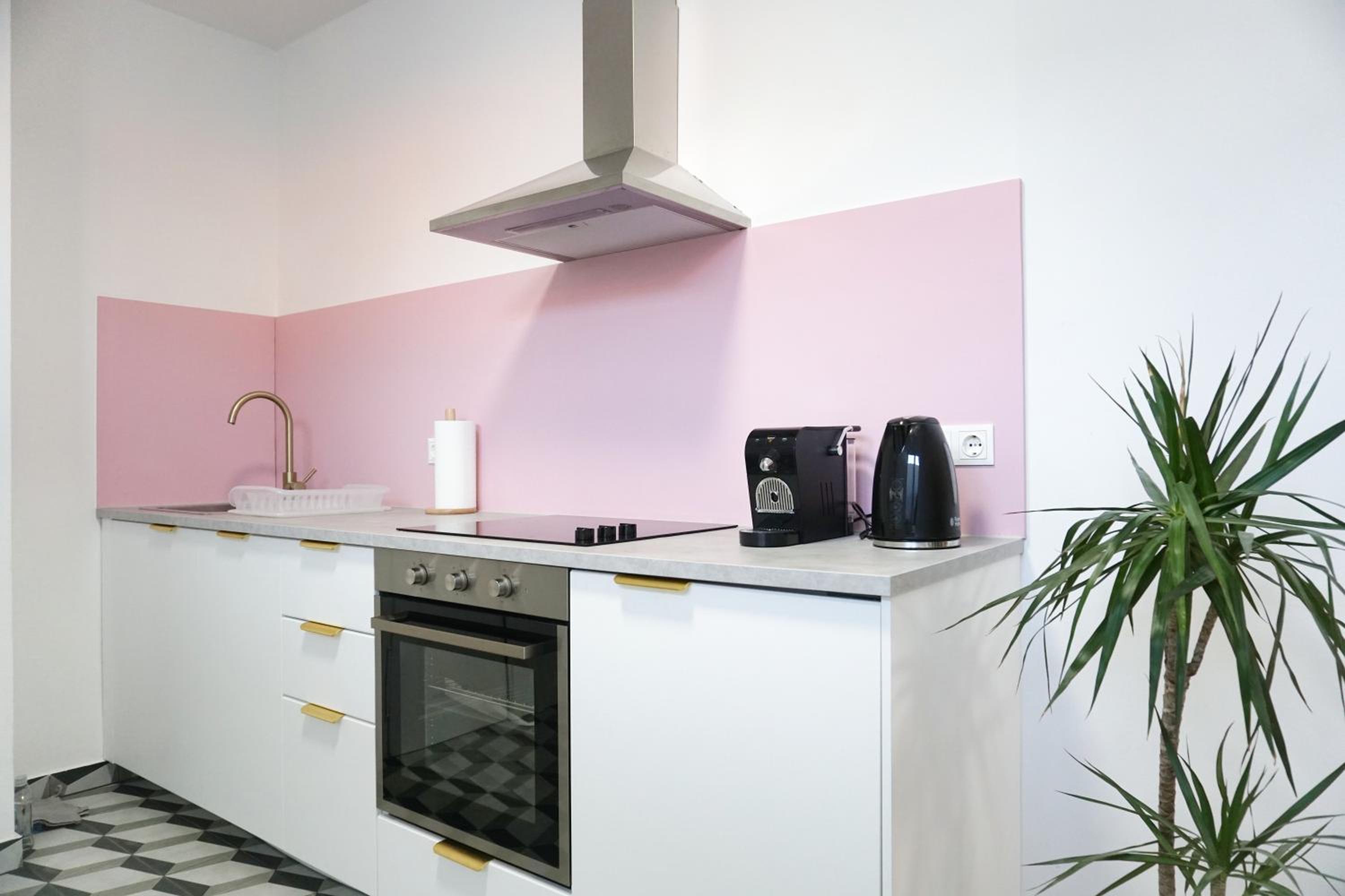 Vibrant Design Apartments - Full Kitchen - Wi-Fi - 18 Mins to City Centre
