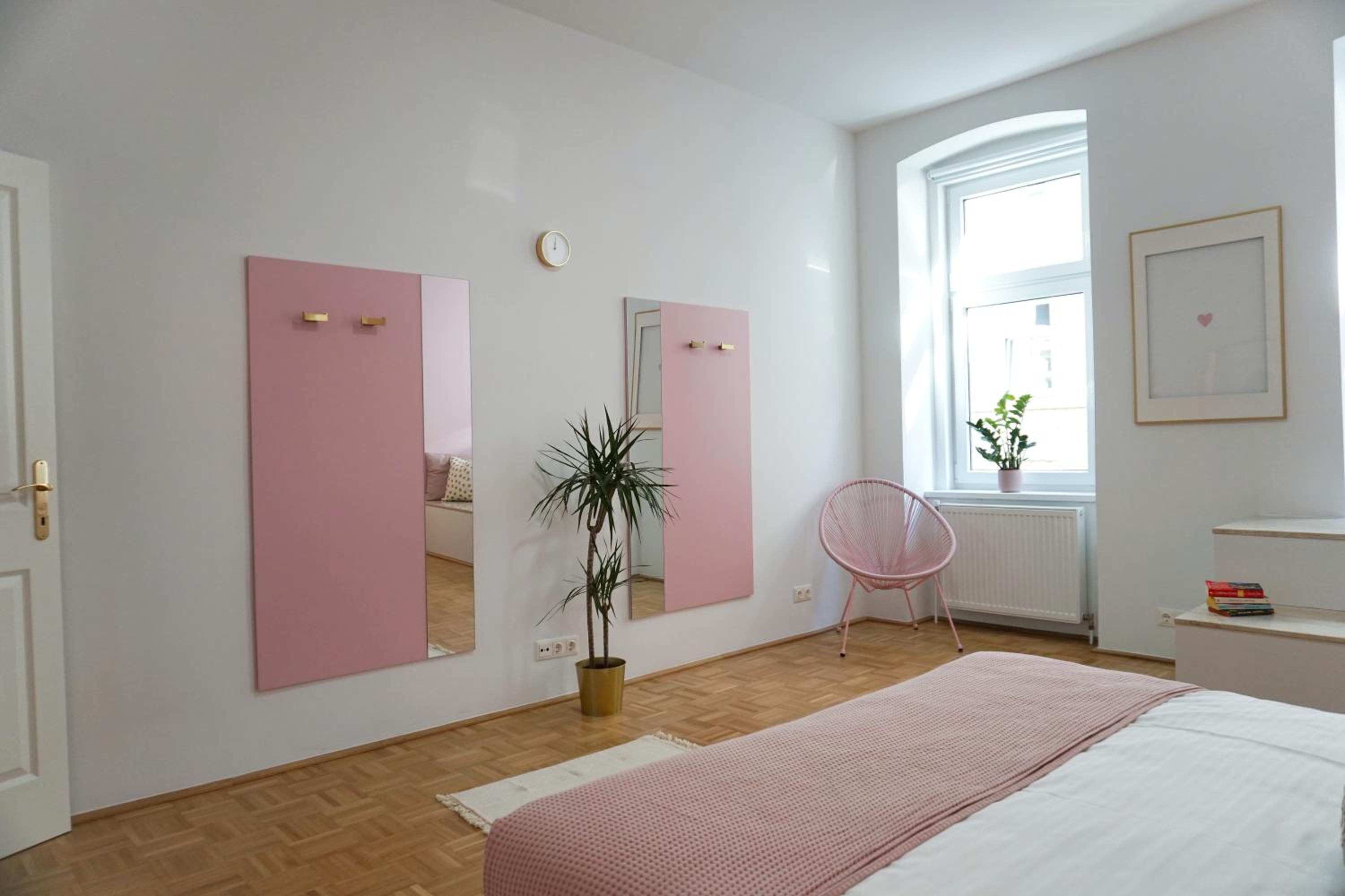 Vibrant Design Apartments - Full Kitchen - Wi-Fi - 18 Mins to City Centre