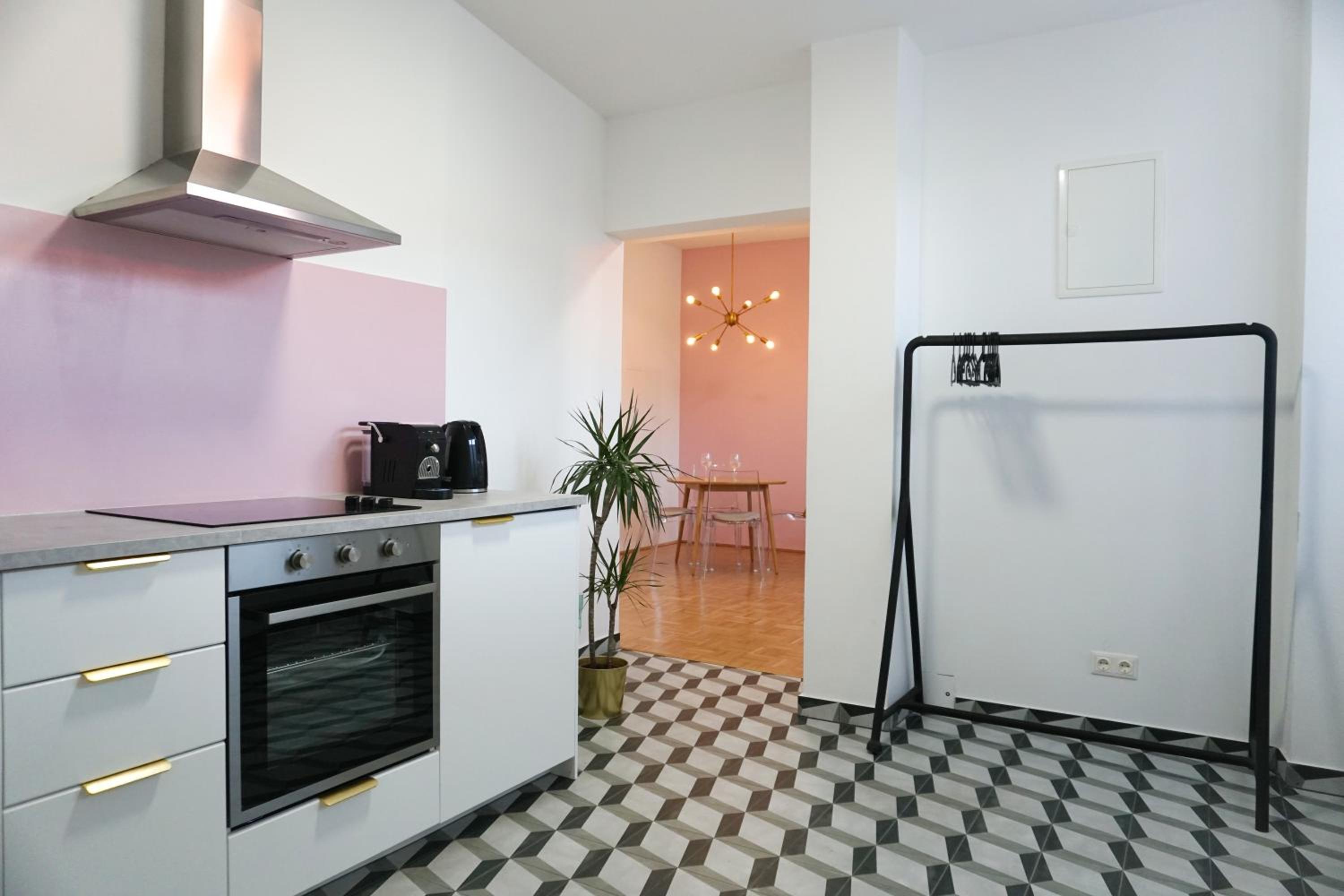 Vibrant Design Apartments - Full Kitchen - Wi-Fi - 18 Mins to City Centre