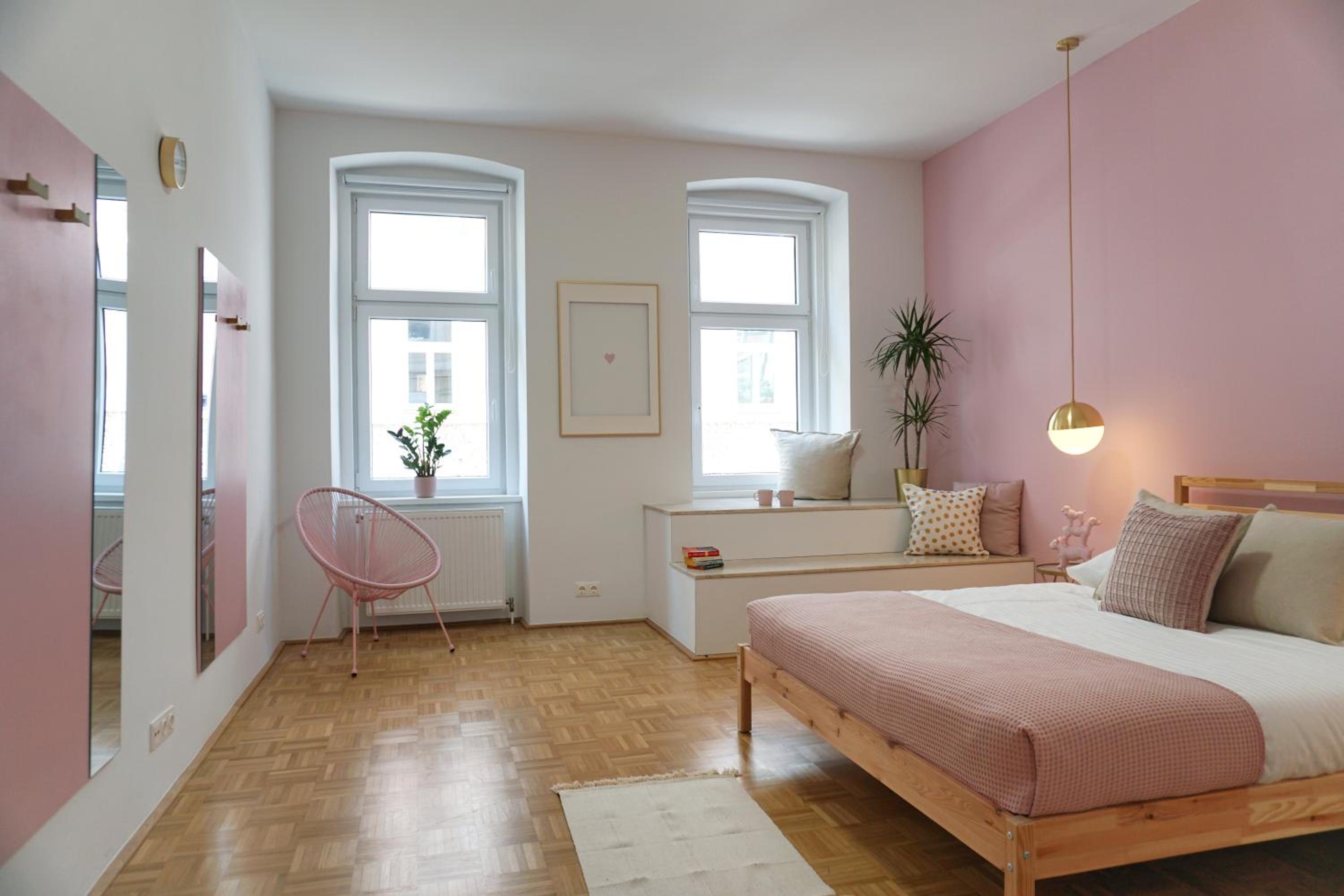 Vibrant Design Apartments - Full Kitchen - Wi-Fi - 18 Mins to City Centre