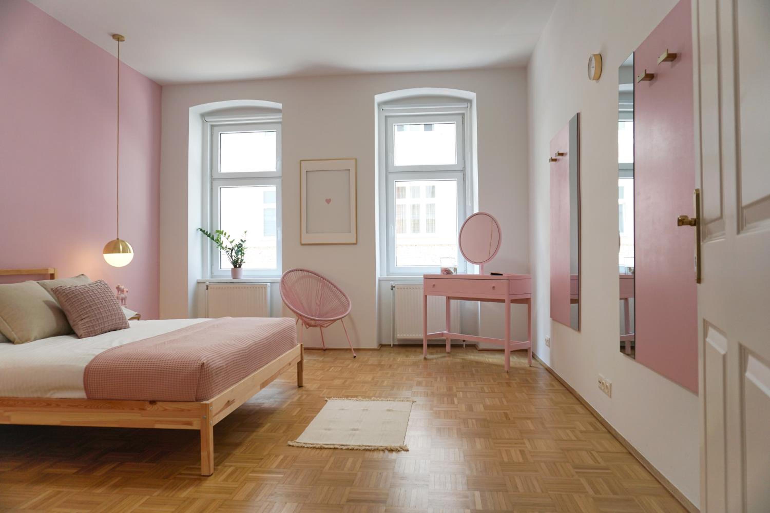 Vibrant Design Apartments - Full Kitchen - Wi-Fi - 18 Mins to City Centre