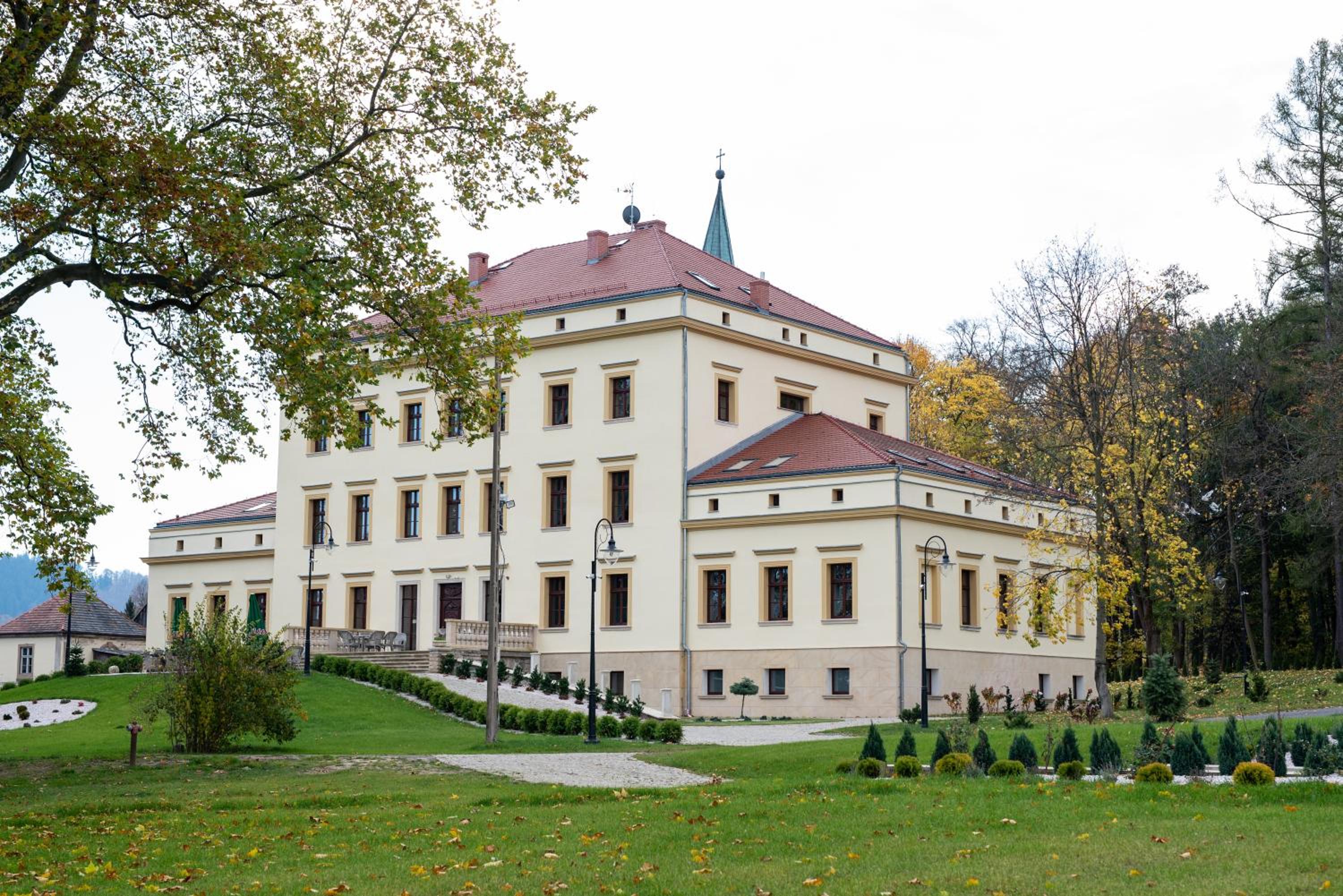 Pałac Lubiechowa-Jelenia Góra- Riesengebirge view 3