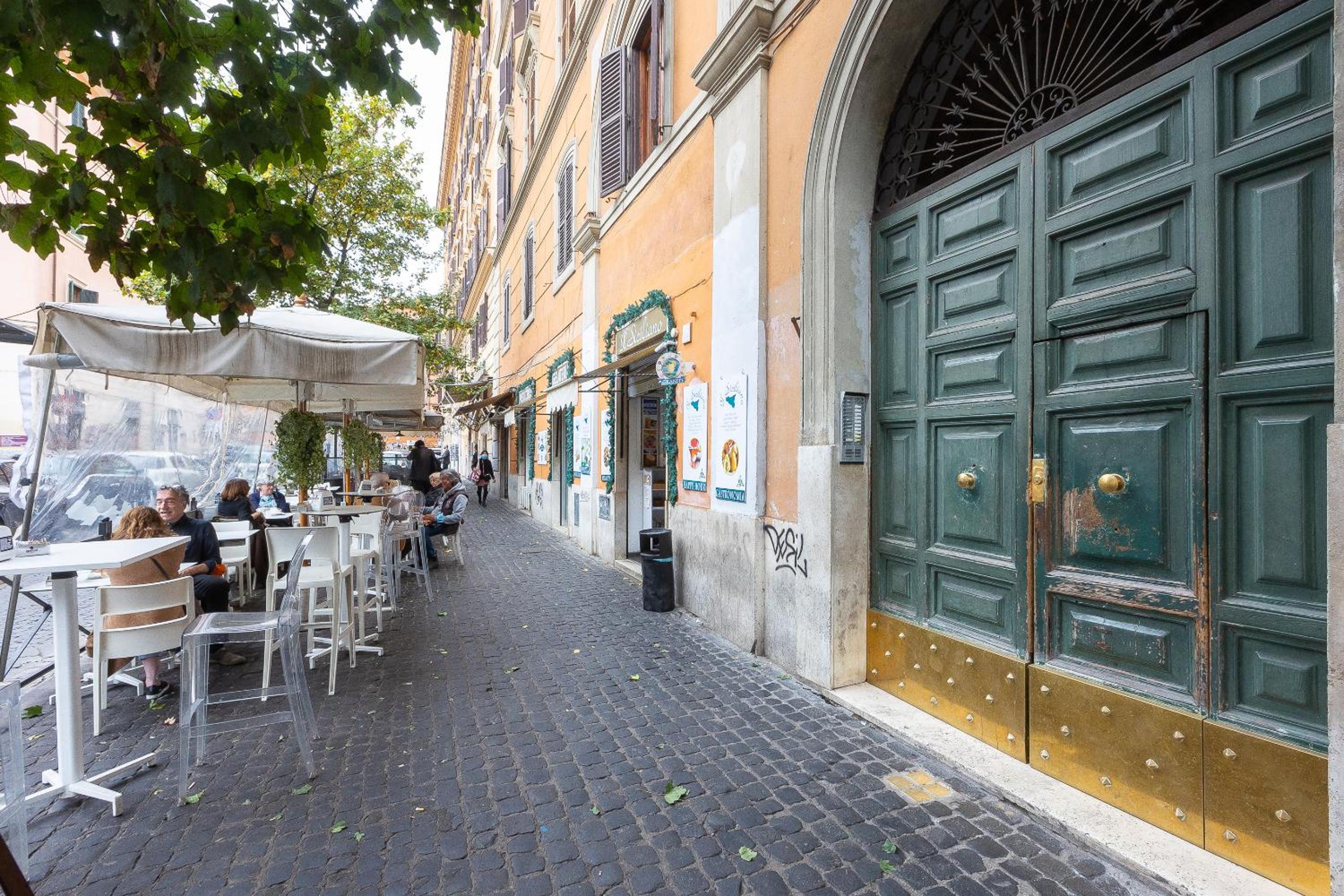 Lovely New Home, Piazza San Cosimato!