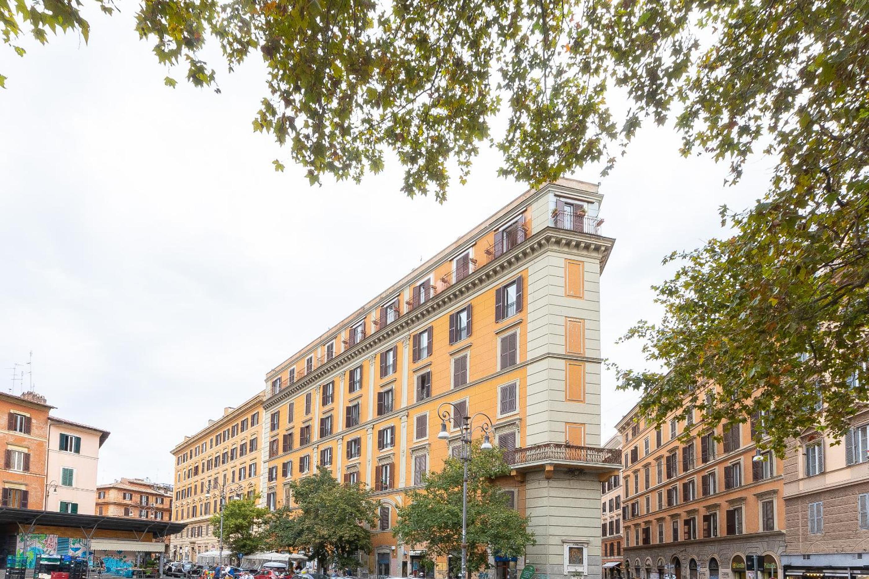 Lovely New Home, Piazza San Cosimato!