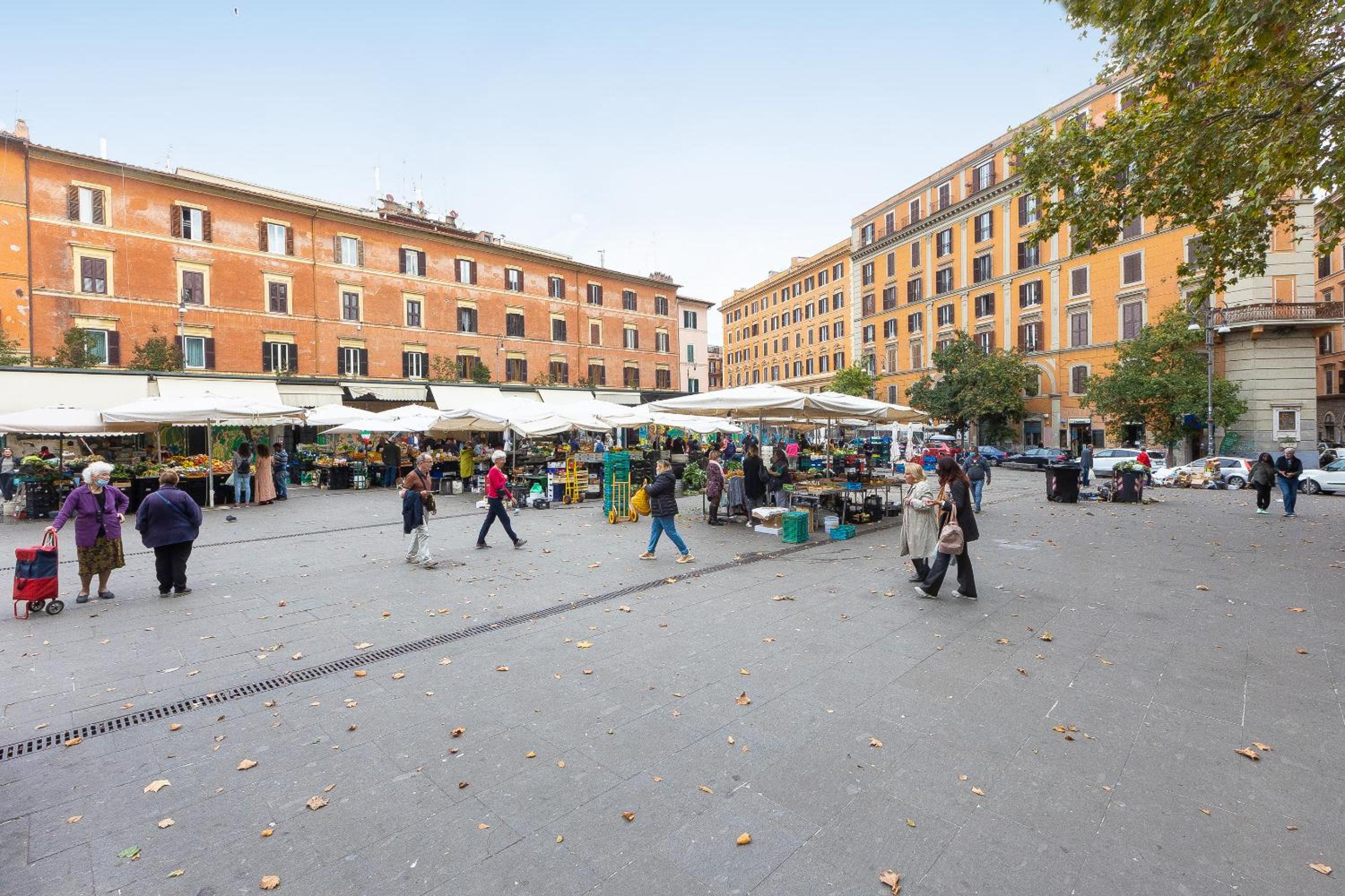 Lovely New Home, Piazza San Cosimato!