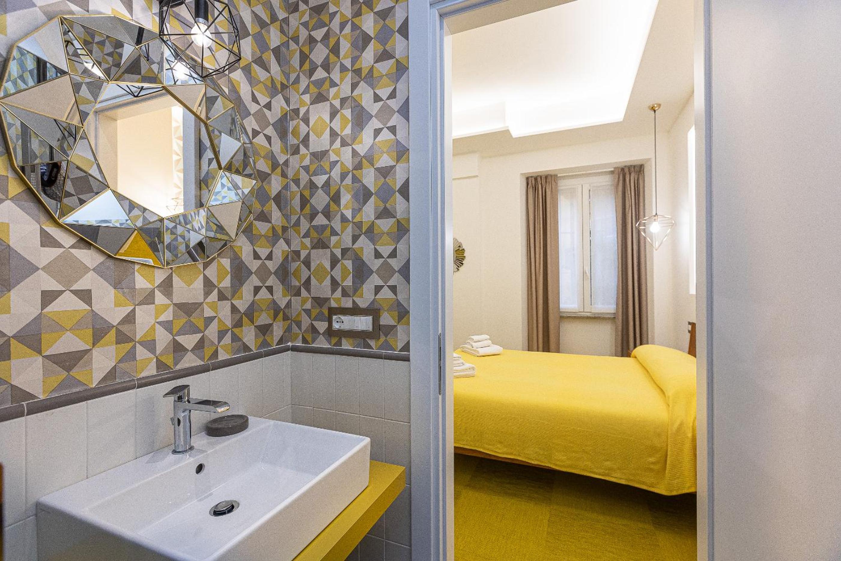 Lovely New Home, Piazza San Cosimato!