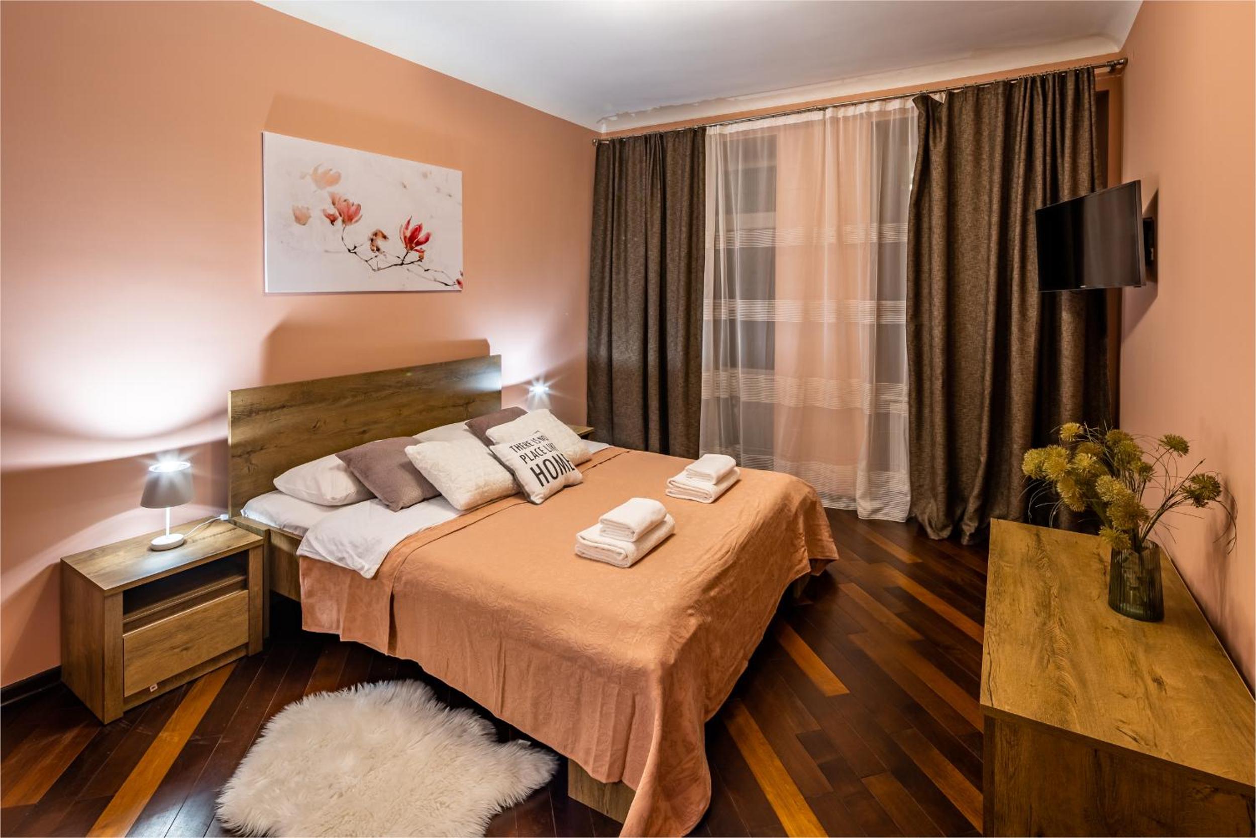 The MAIN square! 2 separated bedrooms, balcony view 5