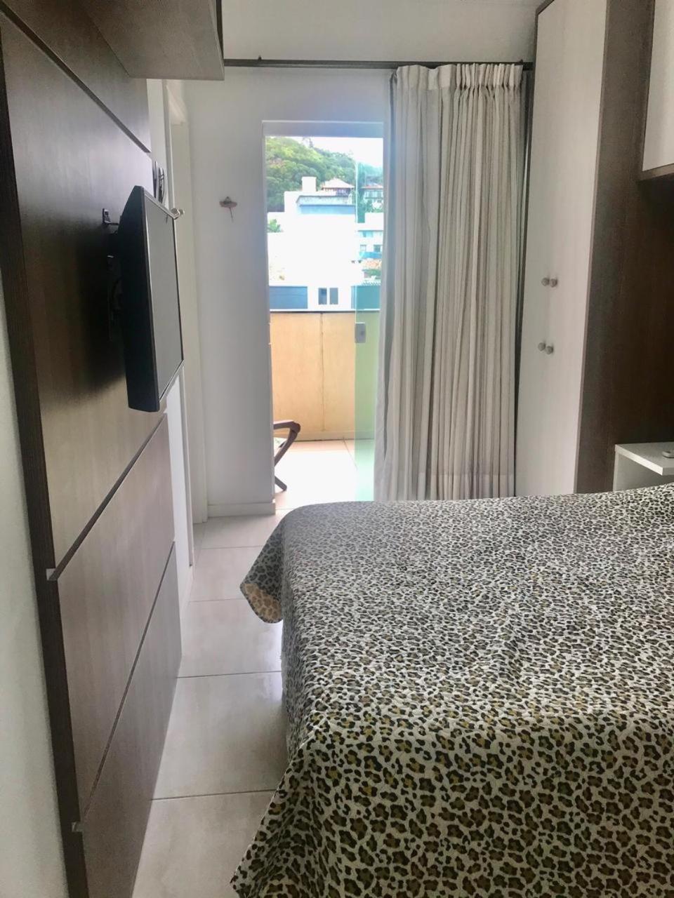 Apartamento, Cobertura, 2 suites ,localizado 200 mts da praia Bombinhas Centro