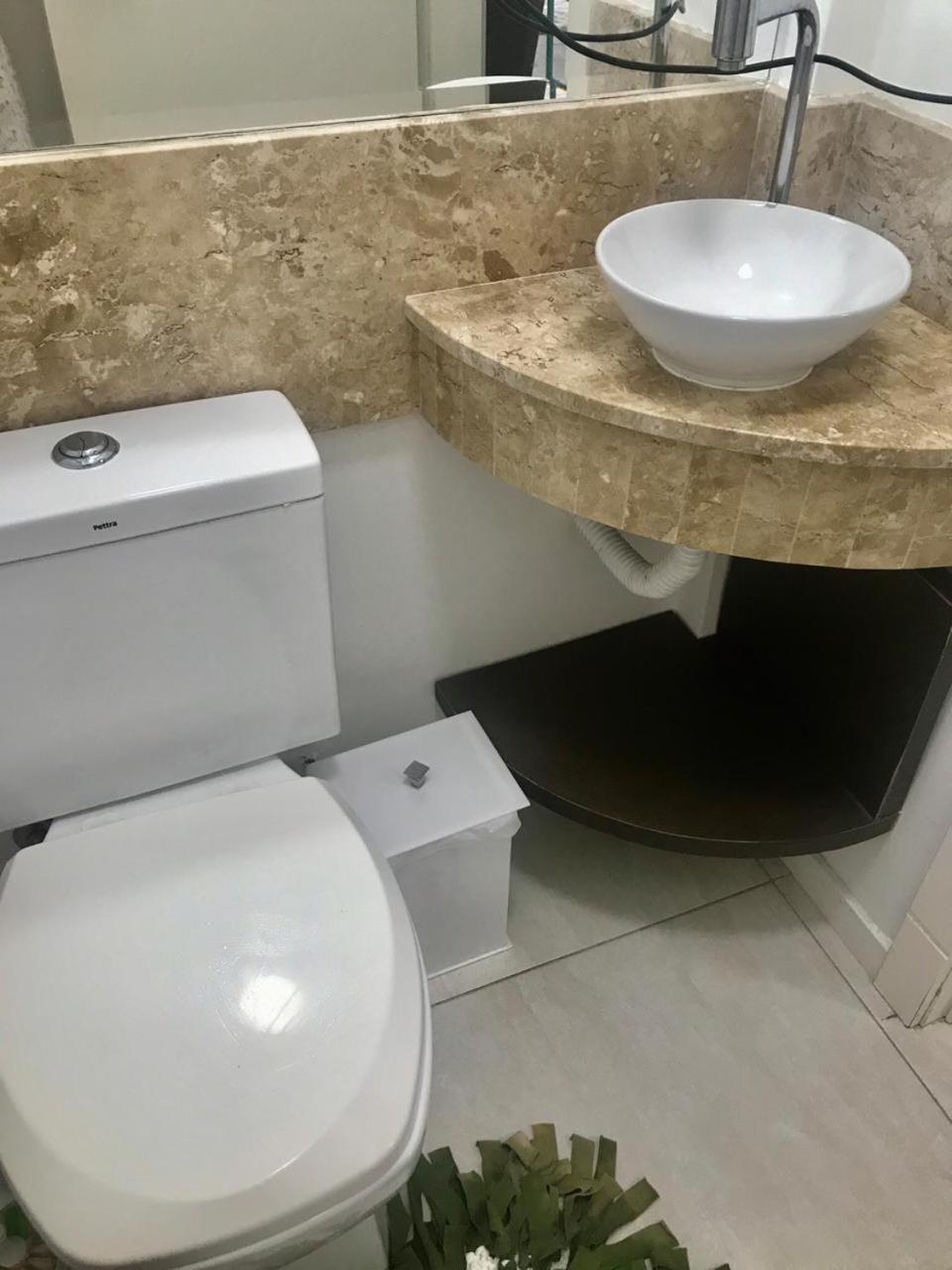 Apartamento, Cobertura, 2 suites ,localizado 200 mts da praia Bombinhas Centro