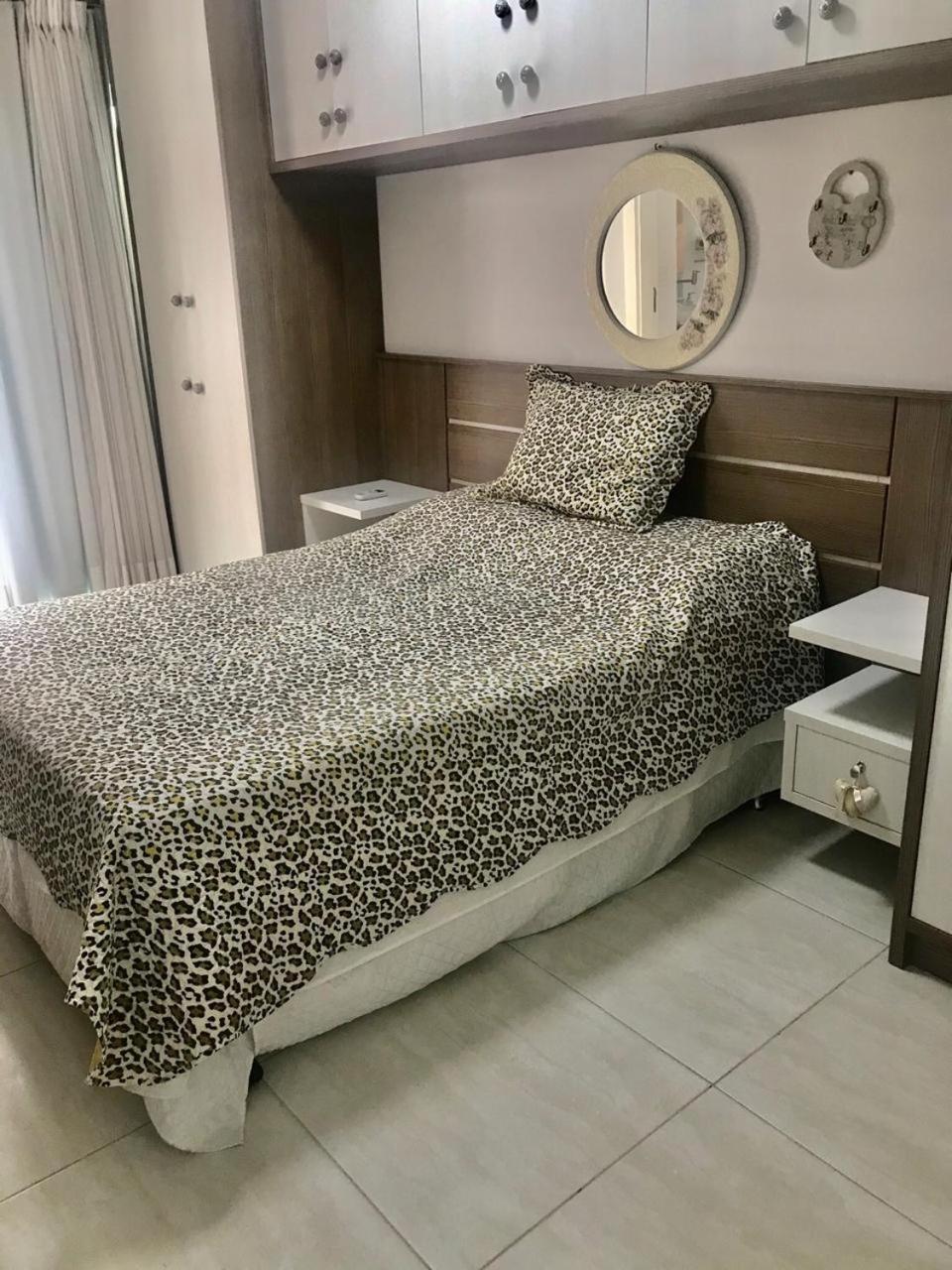 Apartamento, Cobertura, 2 suites ,localizado 200 mts da praia Bombinhas Centro