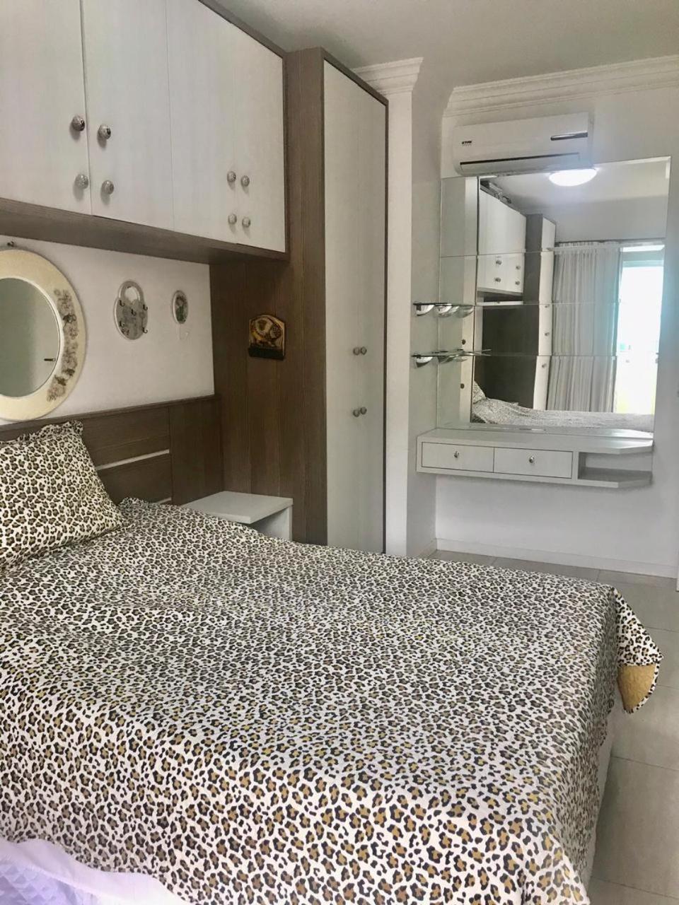 Apartamento, Cobertura, 2 suites ,localizado 200 mts da praia Bombinhas Centro