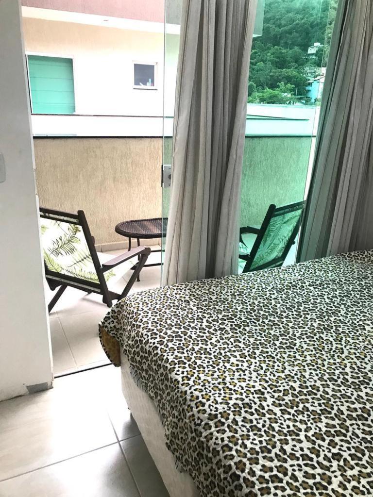 Apartamento, Cobertura, 2 suites ,localizado 200 mts da praia Bombinhas Centro