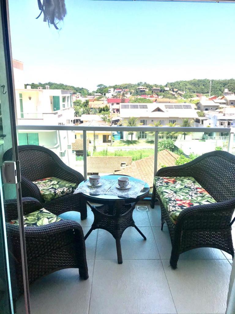 Apartamento, Cobertura, 2 suites ,localizado 200 mts da praia Bombinhas Centro