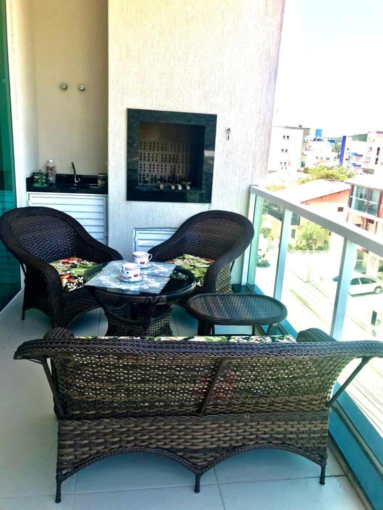 Apartamento, Cobertura, 2 suites ,localizado 200 mts da praia Bombinhas Centro