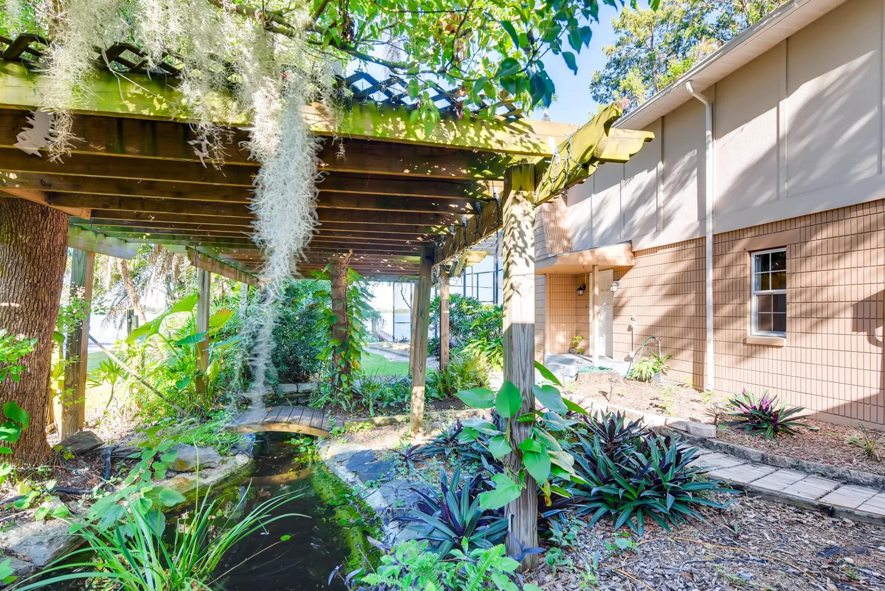 Spacious Lakefront House with Pool, Hottub, & Boating