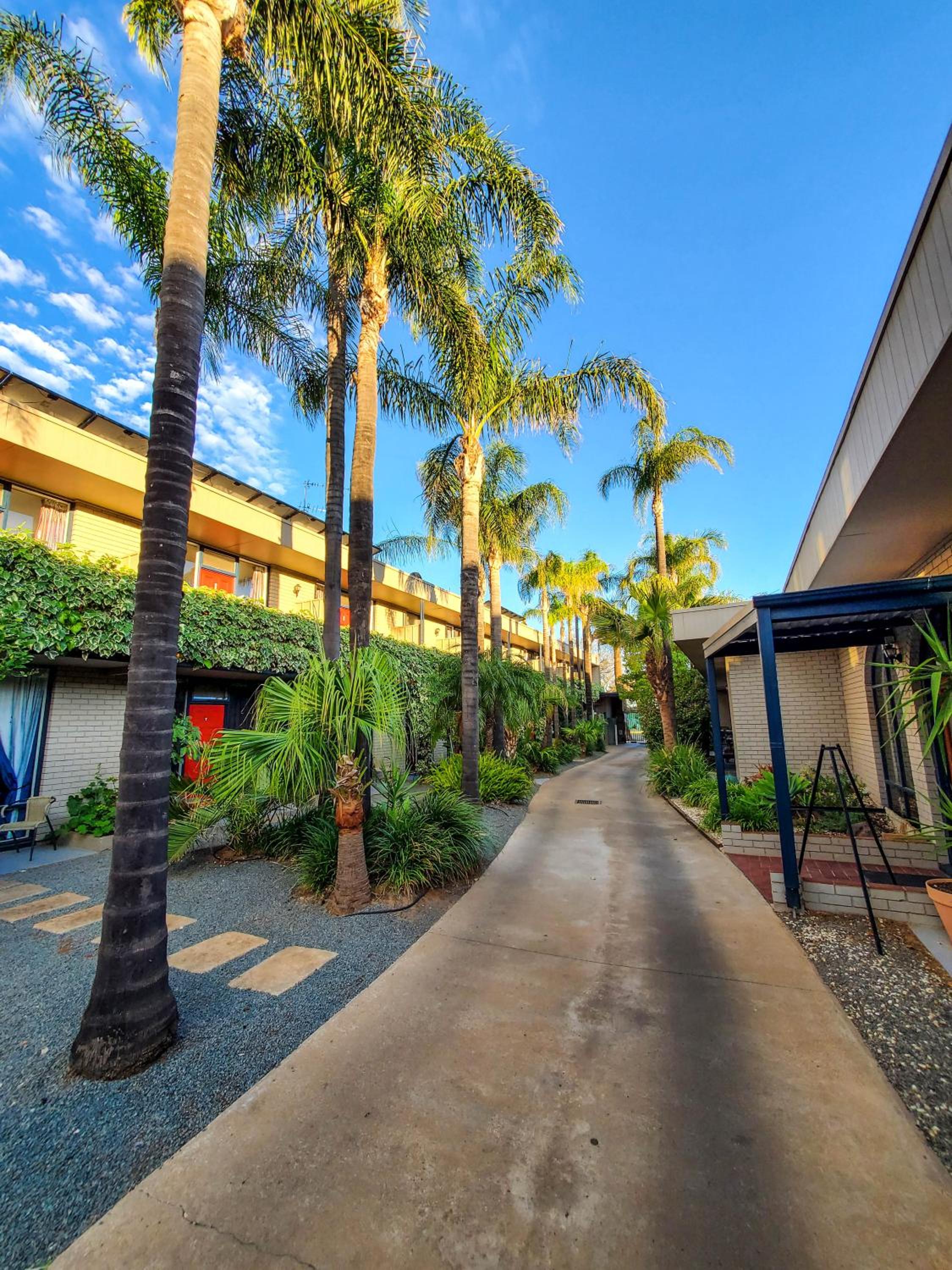 Sandors Motor Inn