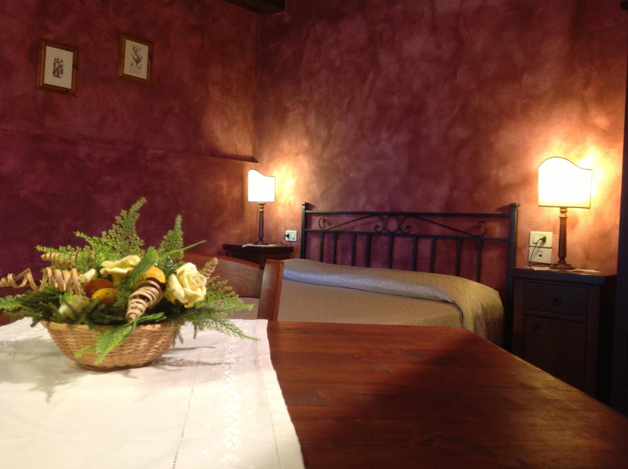 Podere Lamaccia - bed and kitchinette