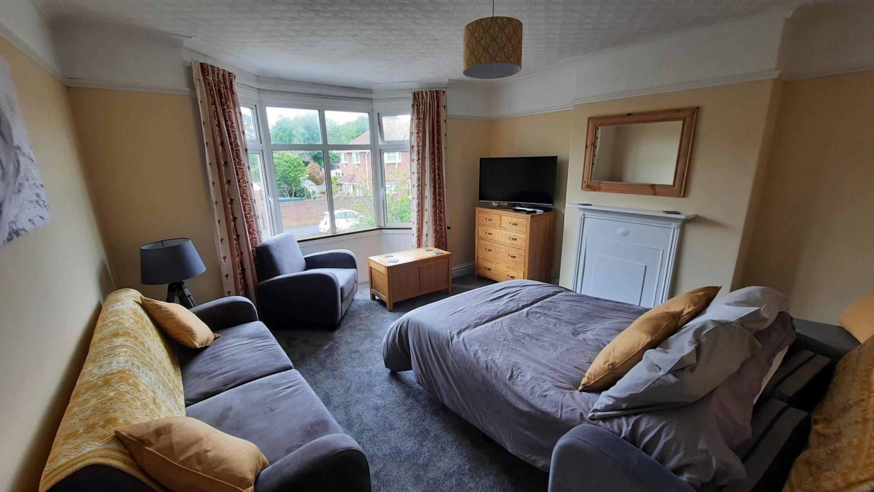 "Near to the Beach "- 2 bedroom Flat Sleeps up to 5 view 3