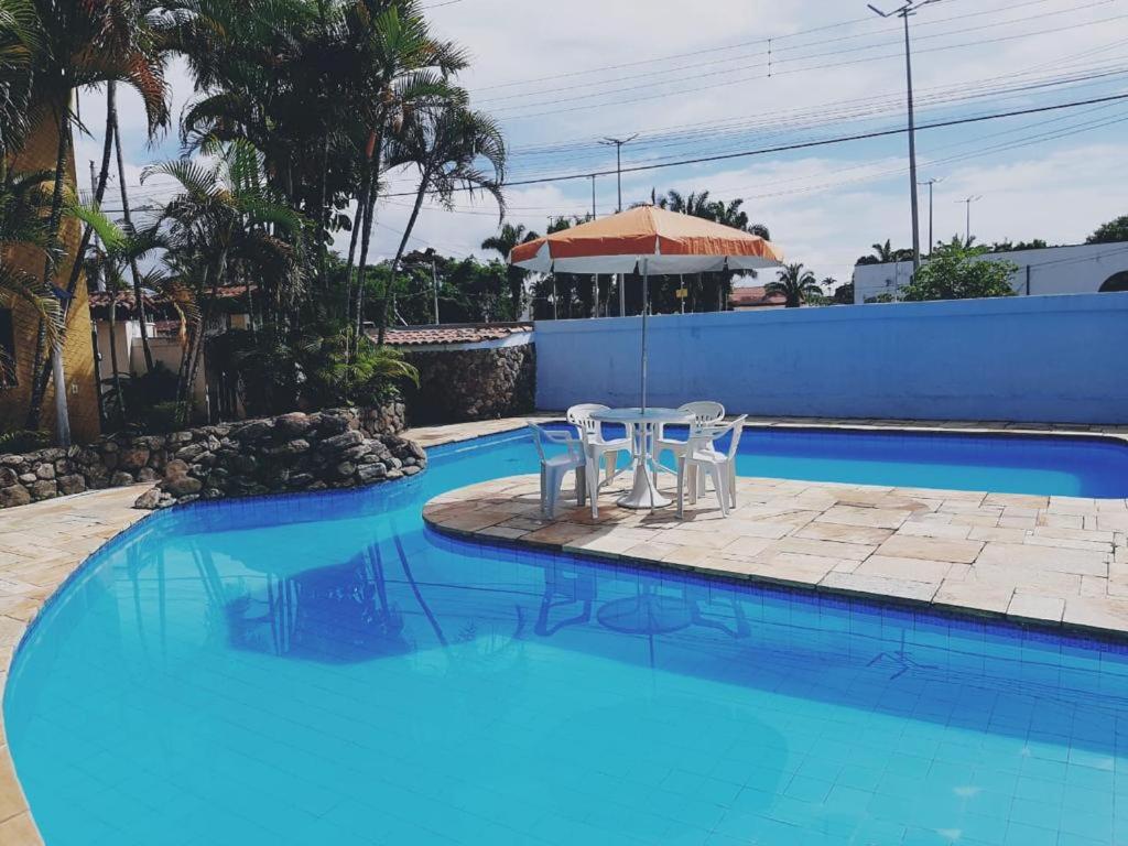 Sobrado Estiloso com Piscina à 300 m da Praia