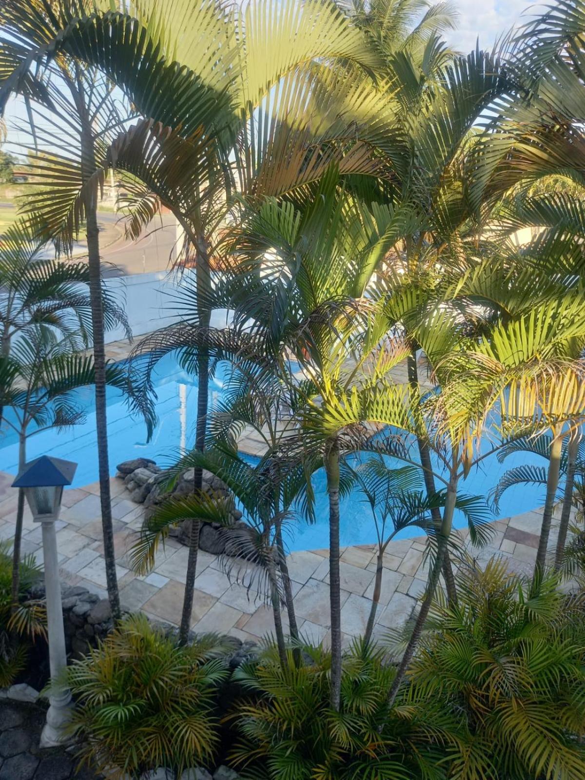 Sobrado Estiloso com Piscina à 300 m da Praia