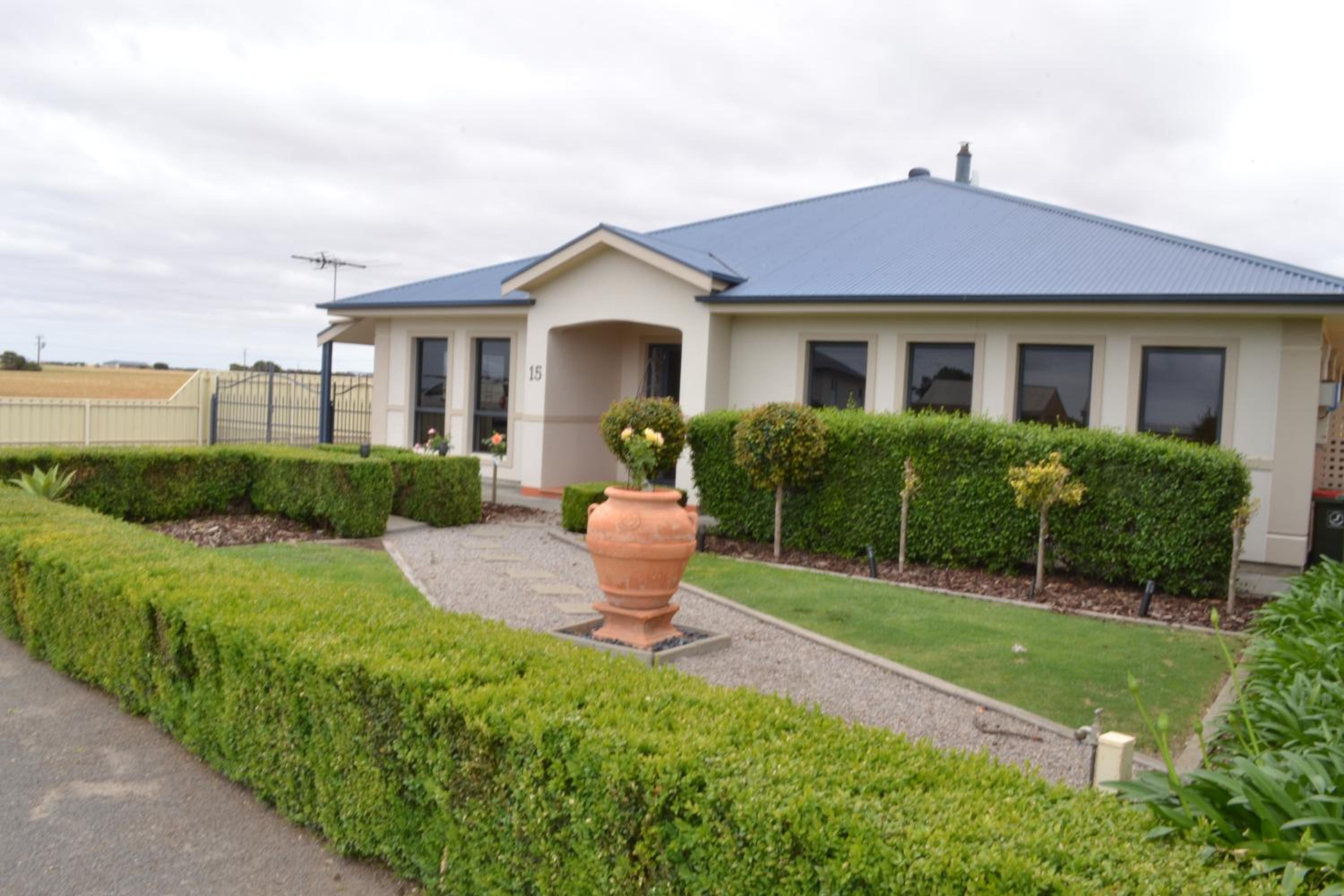 Stan Breeze: Elegant Family Retreat
