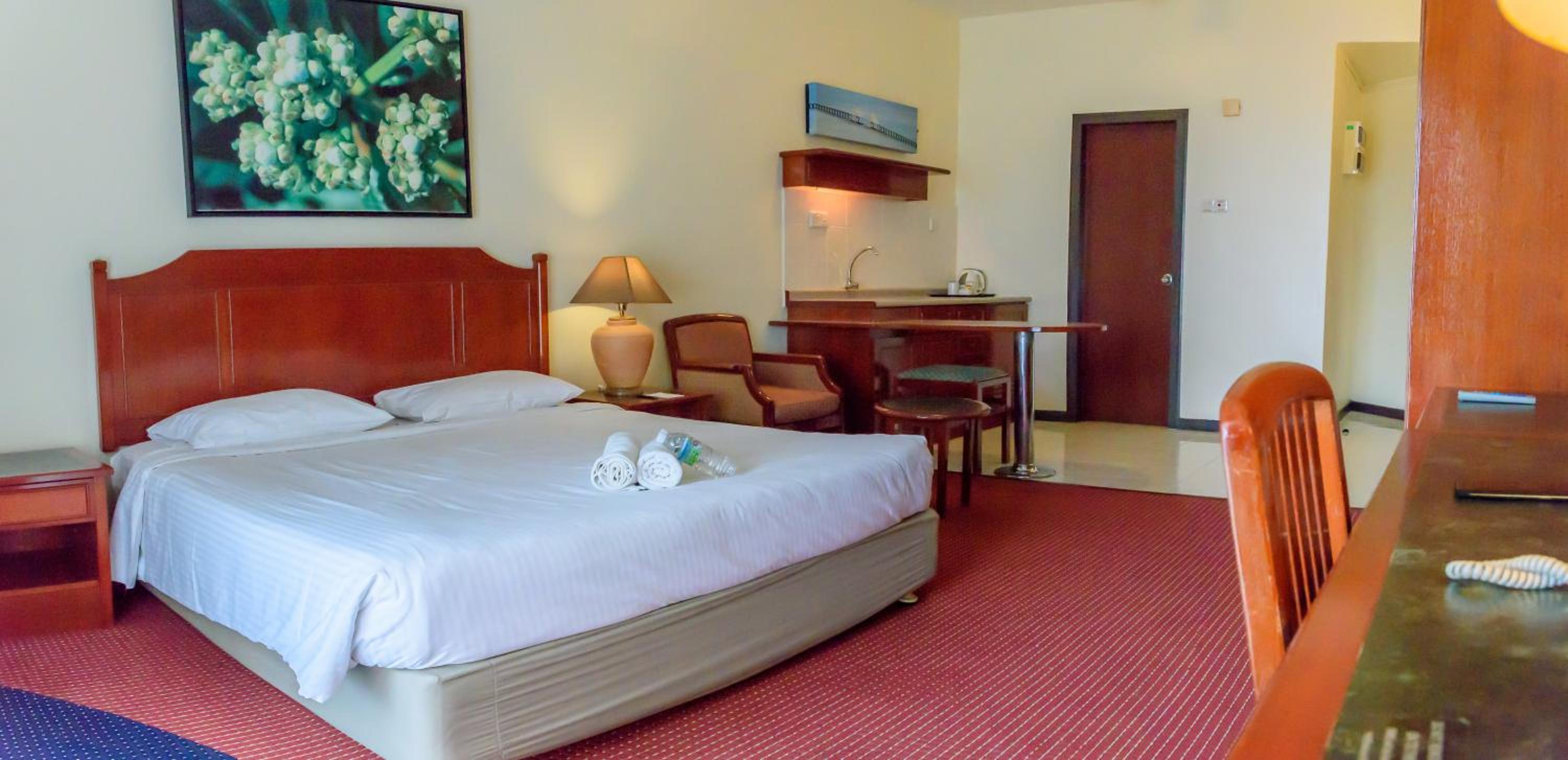 J Beach Suites At Rainbow Paradise