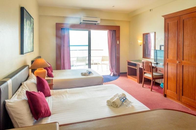 J Beach Suites At Rainbow Paradise