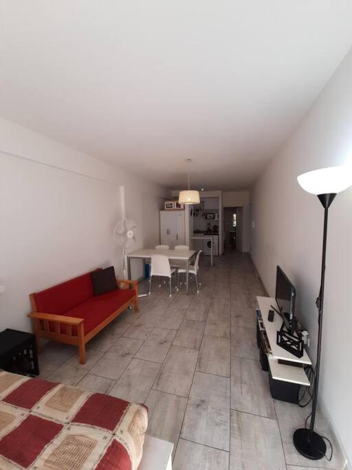 Amplio monoambiente en edificio moderno