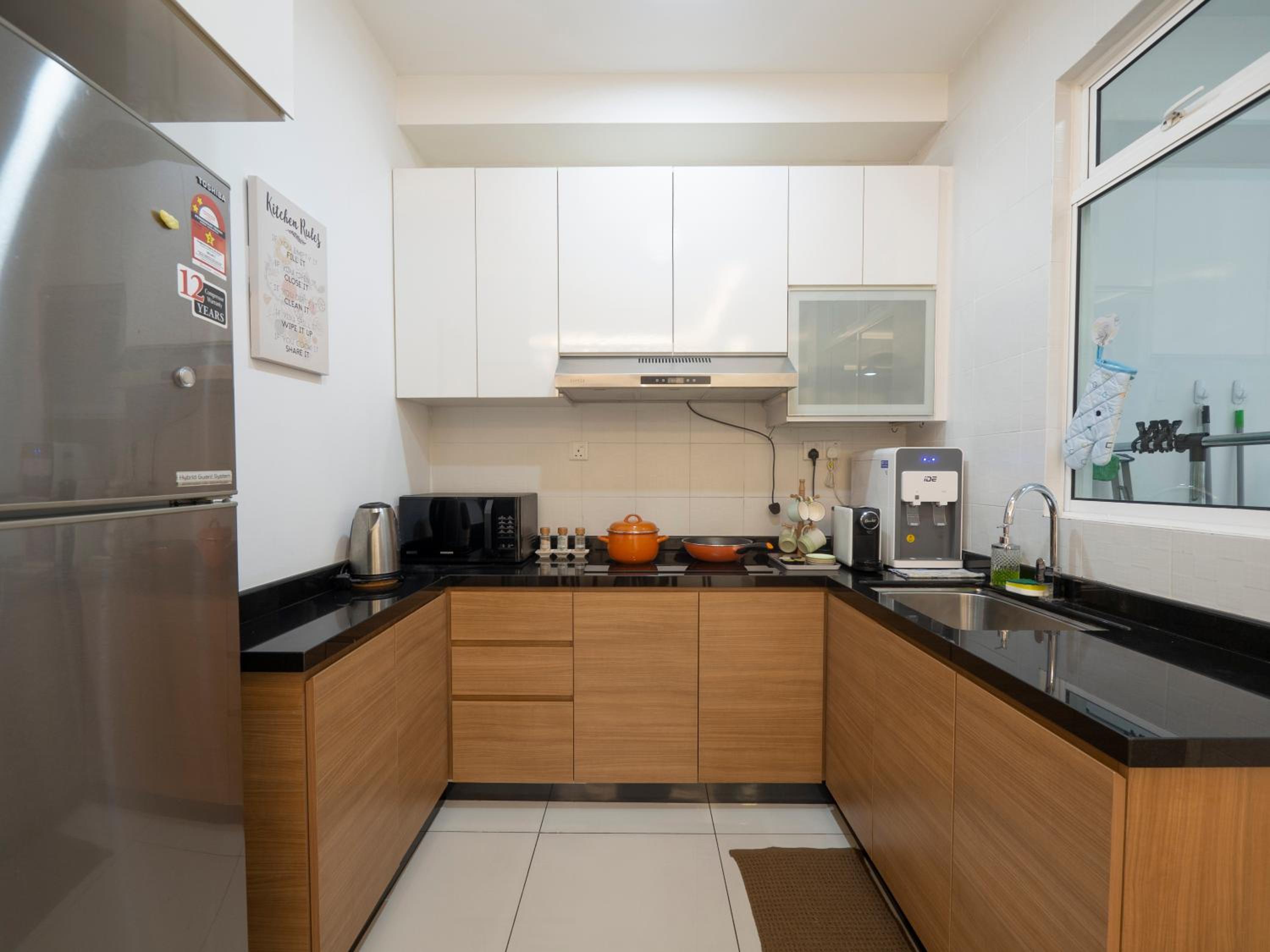 Seaview condo near RF Mall, Food Court & Free Netflix