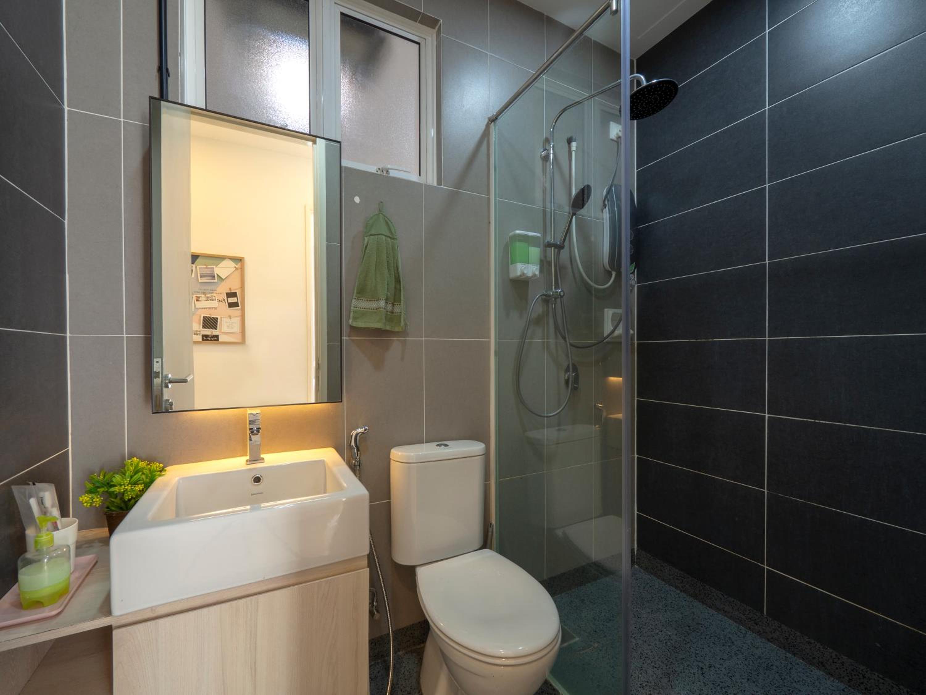 Seaview condo near RF Mall, Food Court & Free Netflix