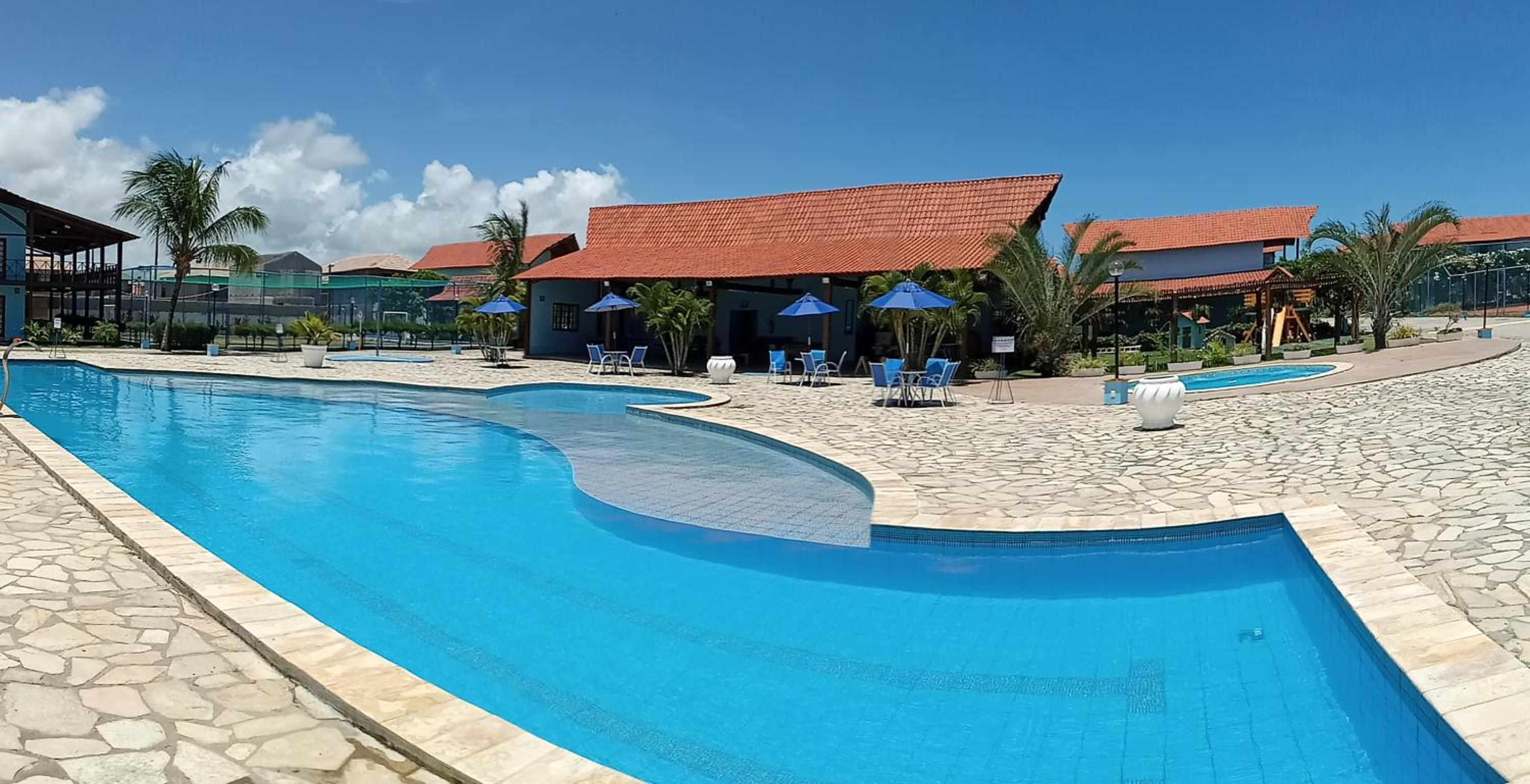 Linda casa com 5 quartos, a poucos metros da praia