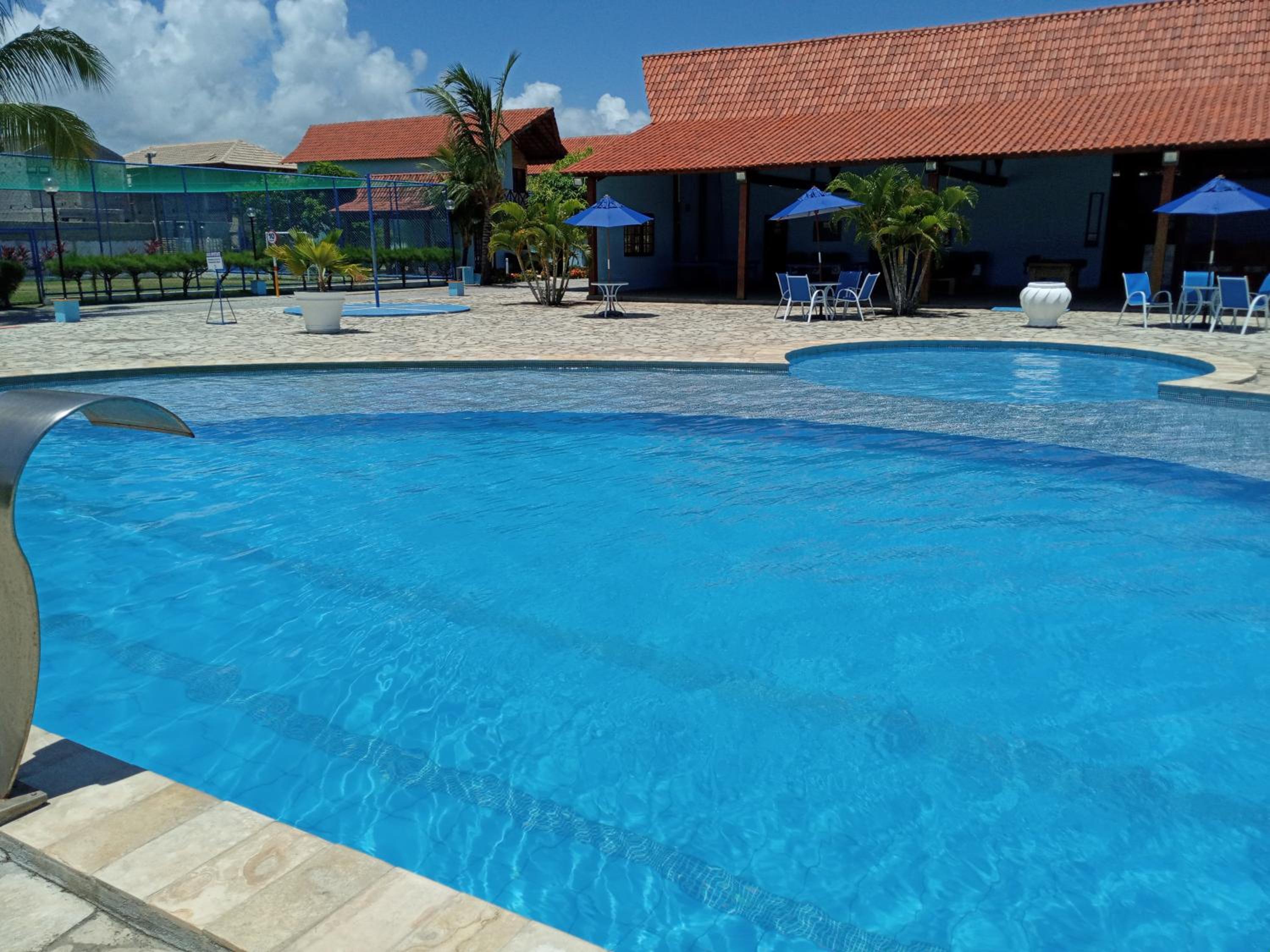 Linda casa com 5 quartos, a poucos metros da praia