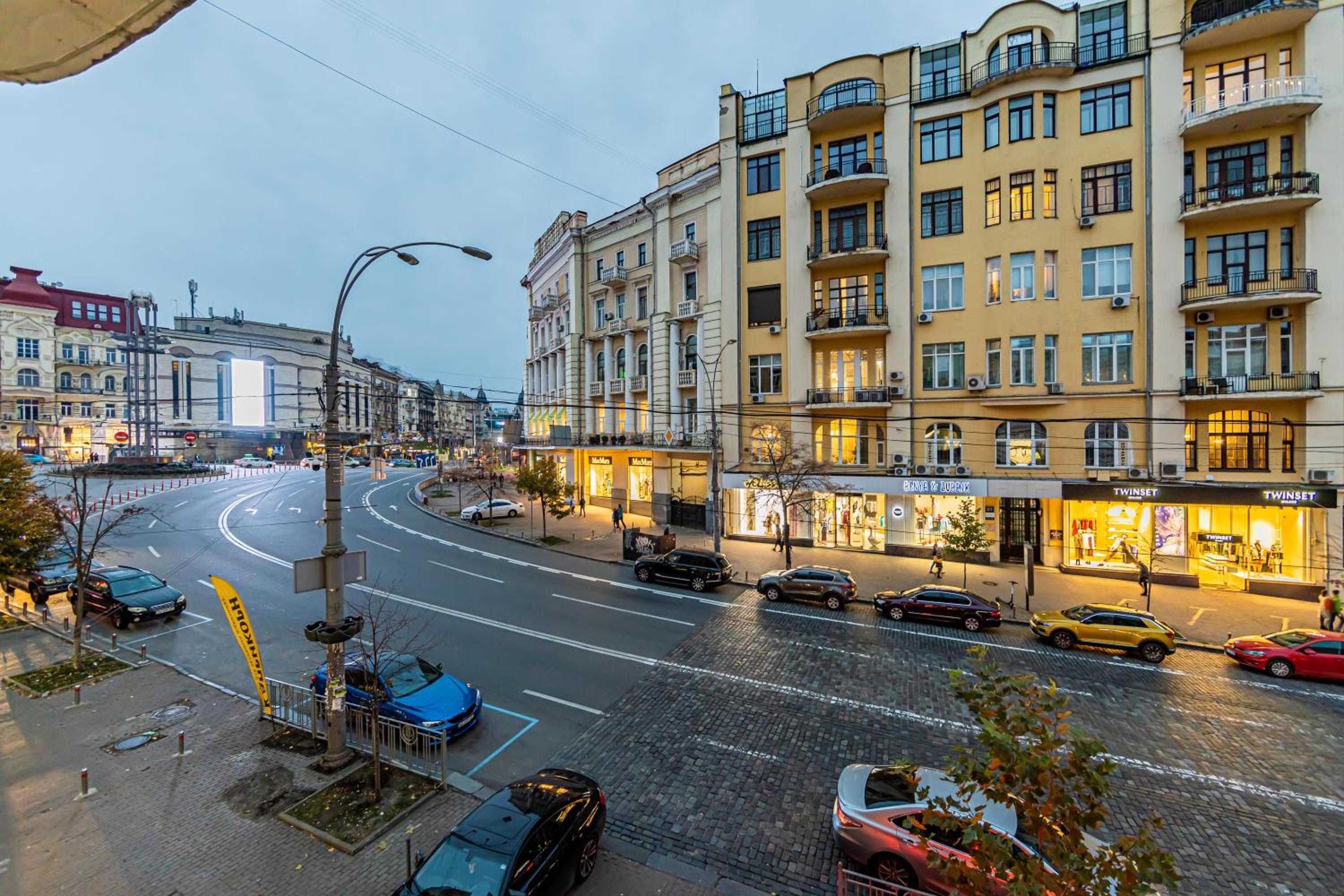 RV Old City Apartment Velyka Vasylkivska 28 self check-in 24х7 view 2