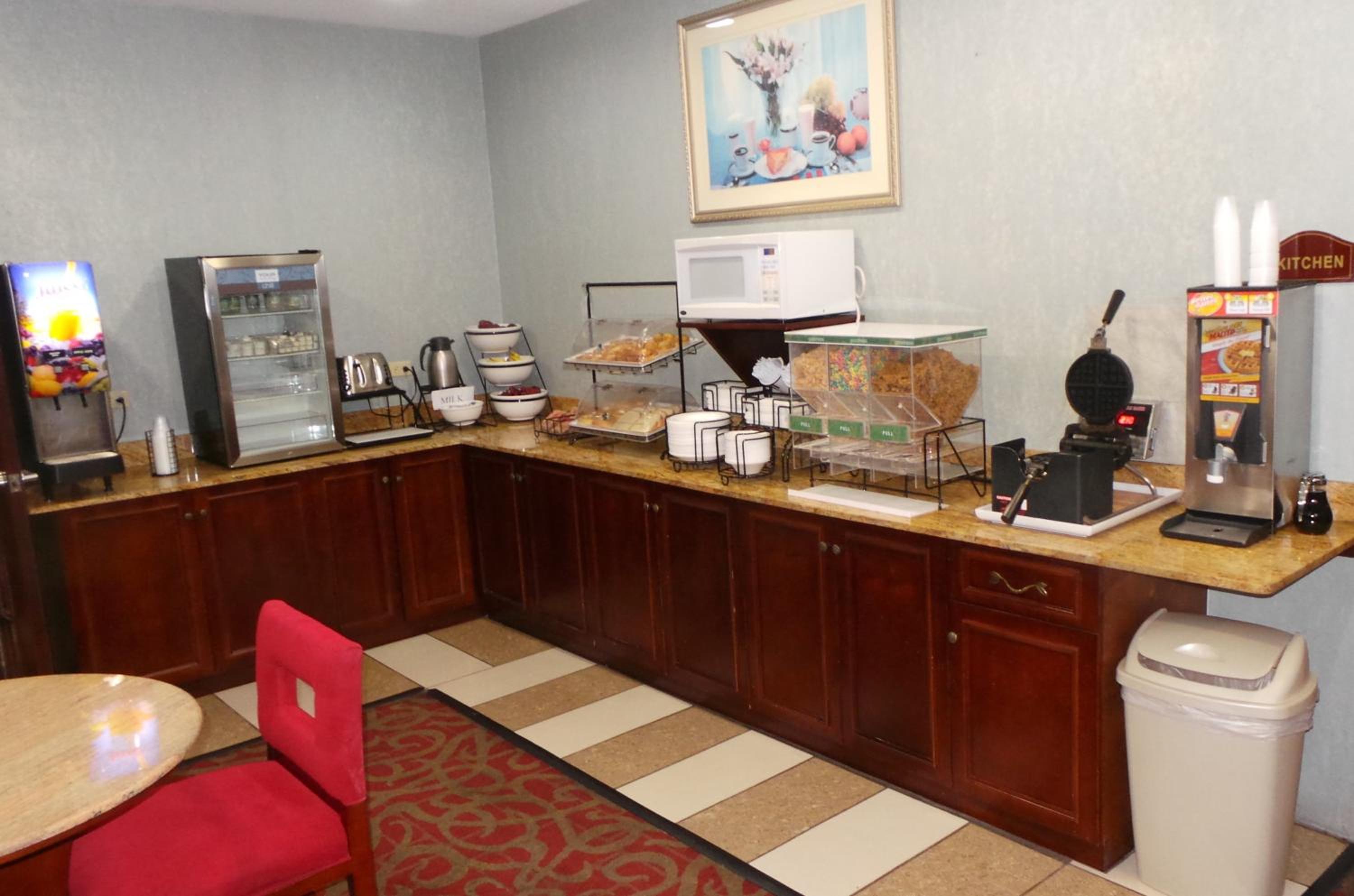 Red Roof Inn & Suites Detroit - Melvindale/Dearborn view 3