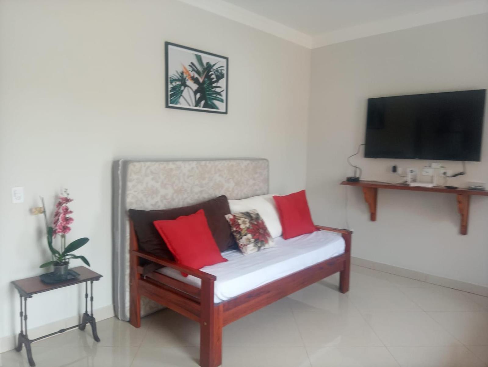 Casa de 4 suites com piscina, próxima a praias e do centro de Ubatuba