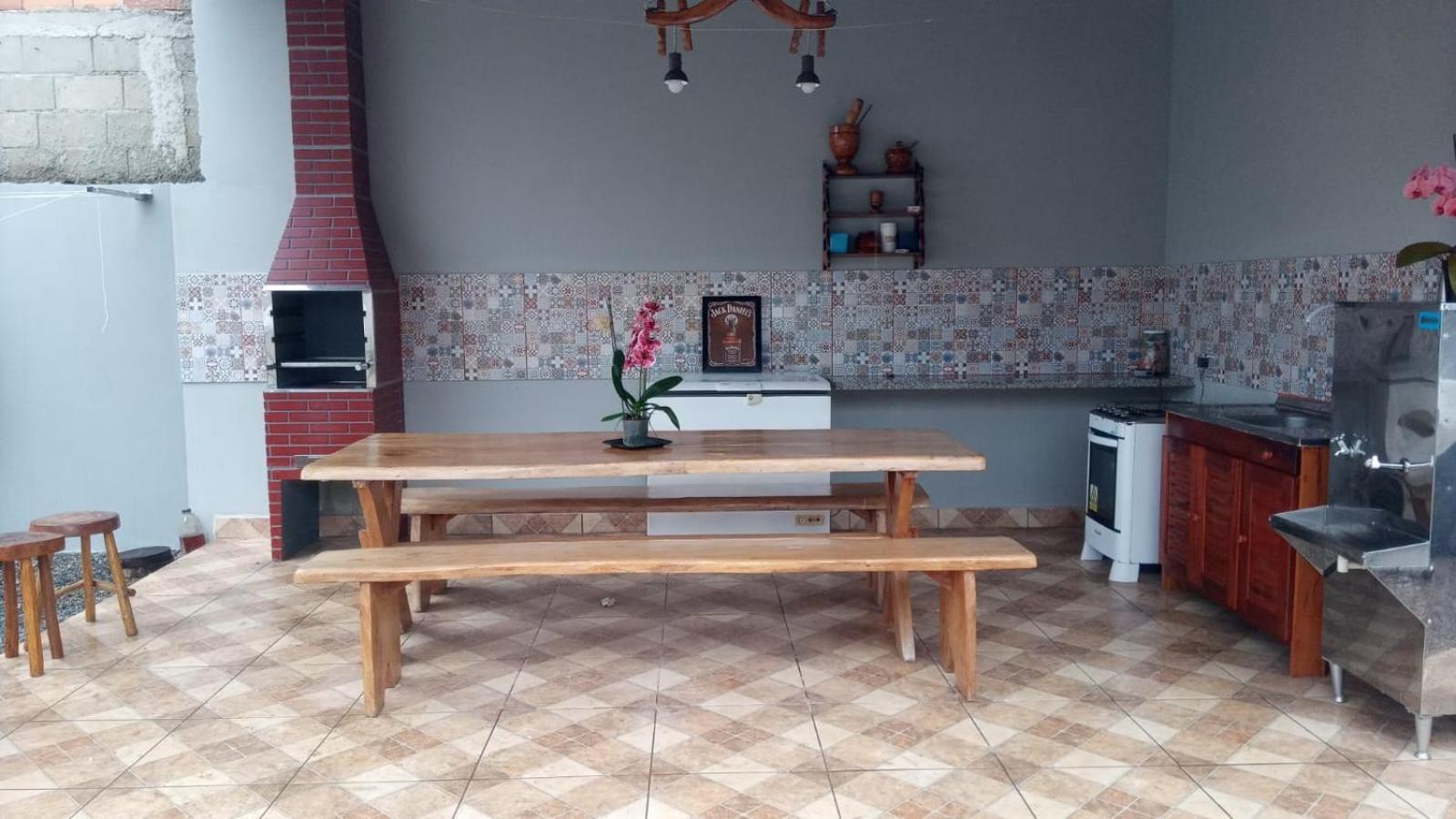 Casa de 4 suites com piscina, próxima a praias e do centro de Ubatuba