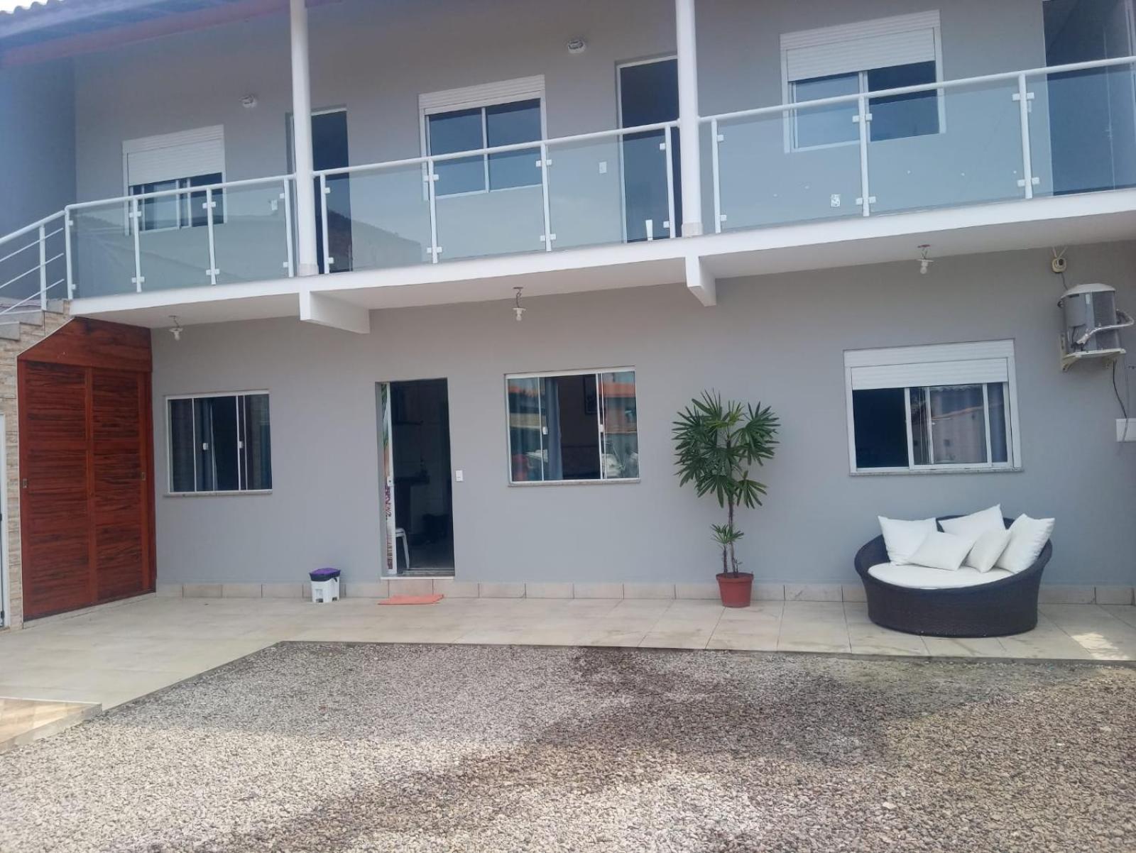 Casa de 4 suites com piscina, próxima a praias e do centro de Ubatuba