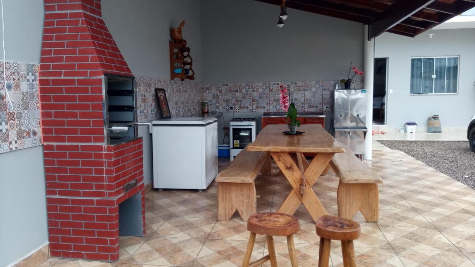 Casa de 4 suites com piscina, próxima a praias e do centro de Ubatuba