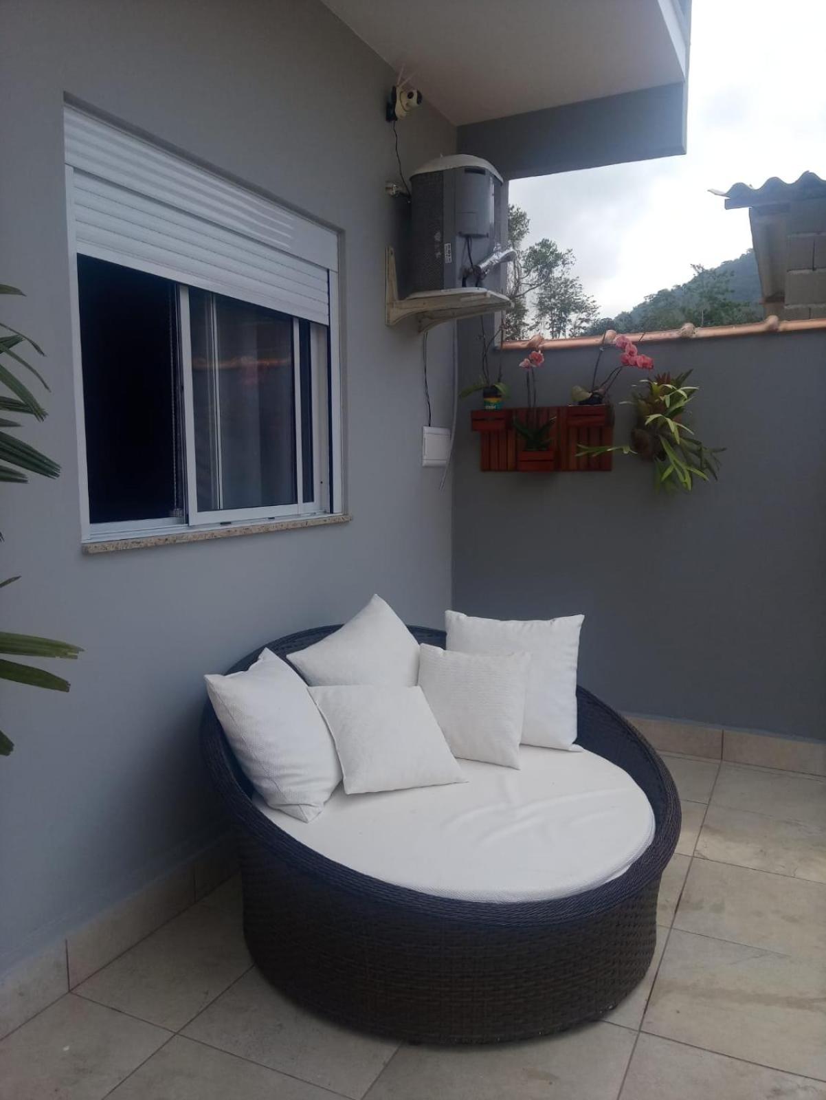 Casa de 4 suites com piscina, próxima a praias e do centro de Ubatuba