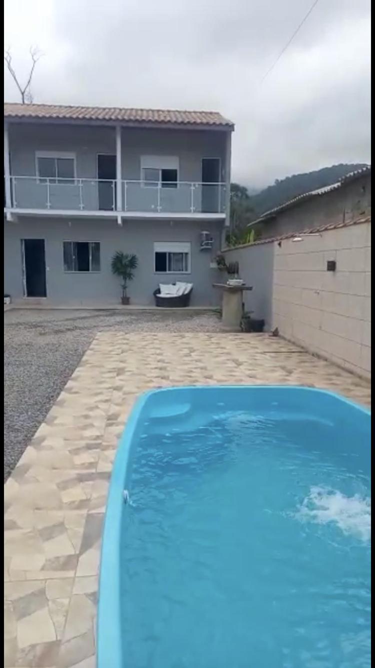 Casa de 4 suites com piscina, próxima a praias e do centro de Ubatuba