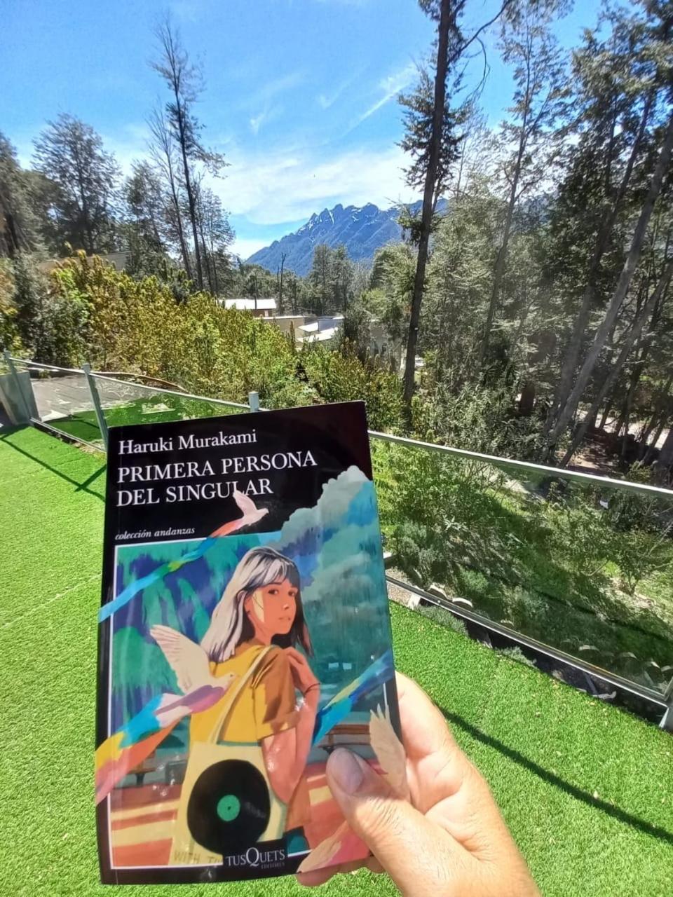 Casa moderna en el bosque y montaña