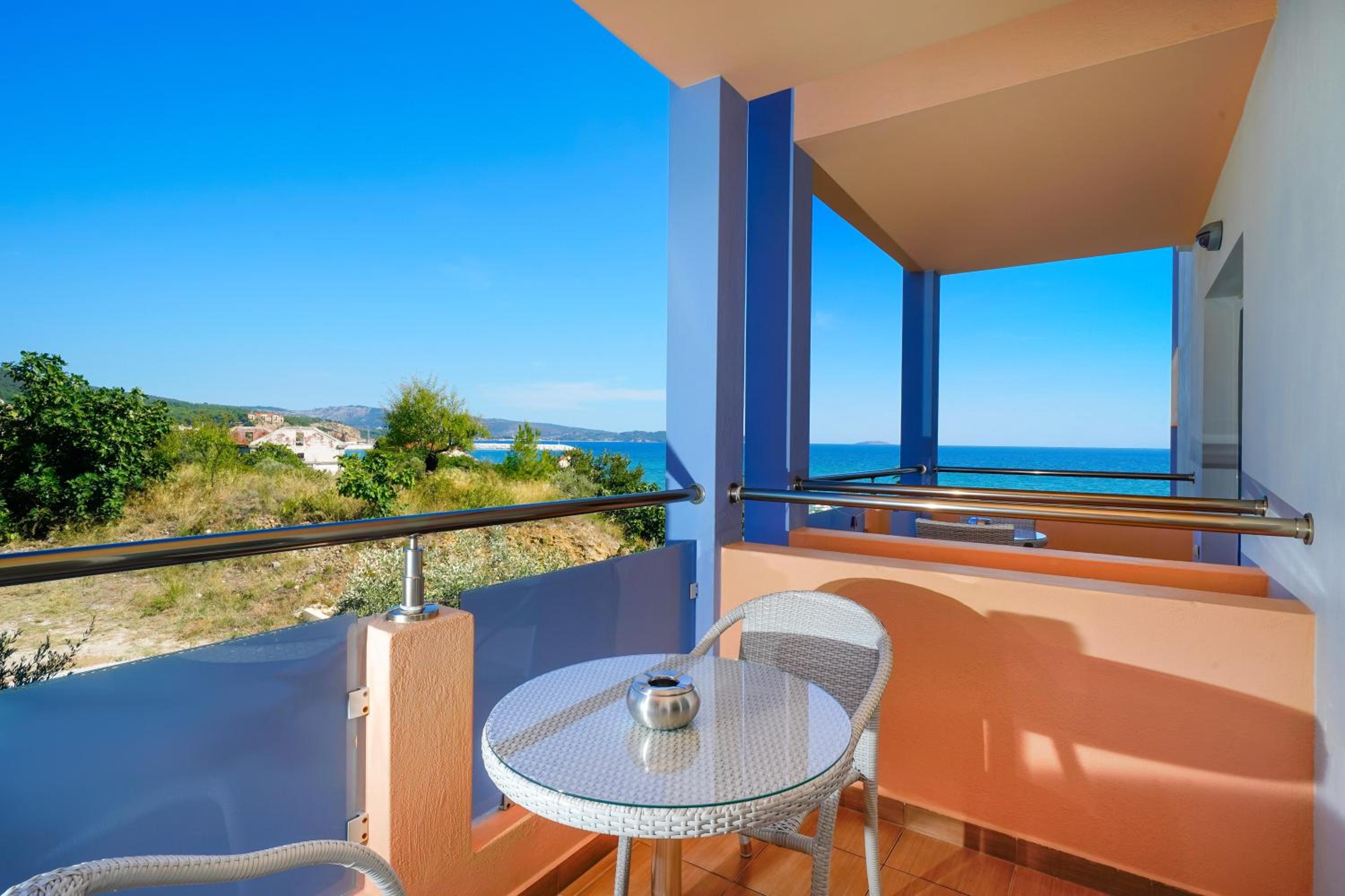 Sunray Hotel en Limenaria — balance & terrace