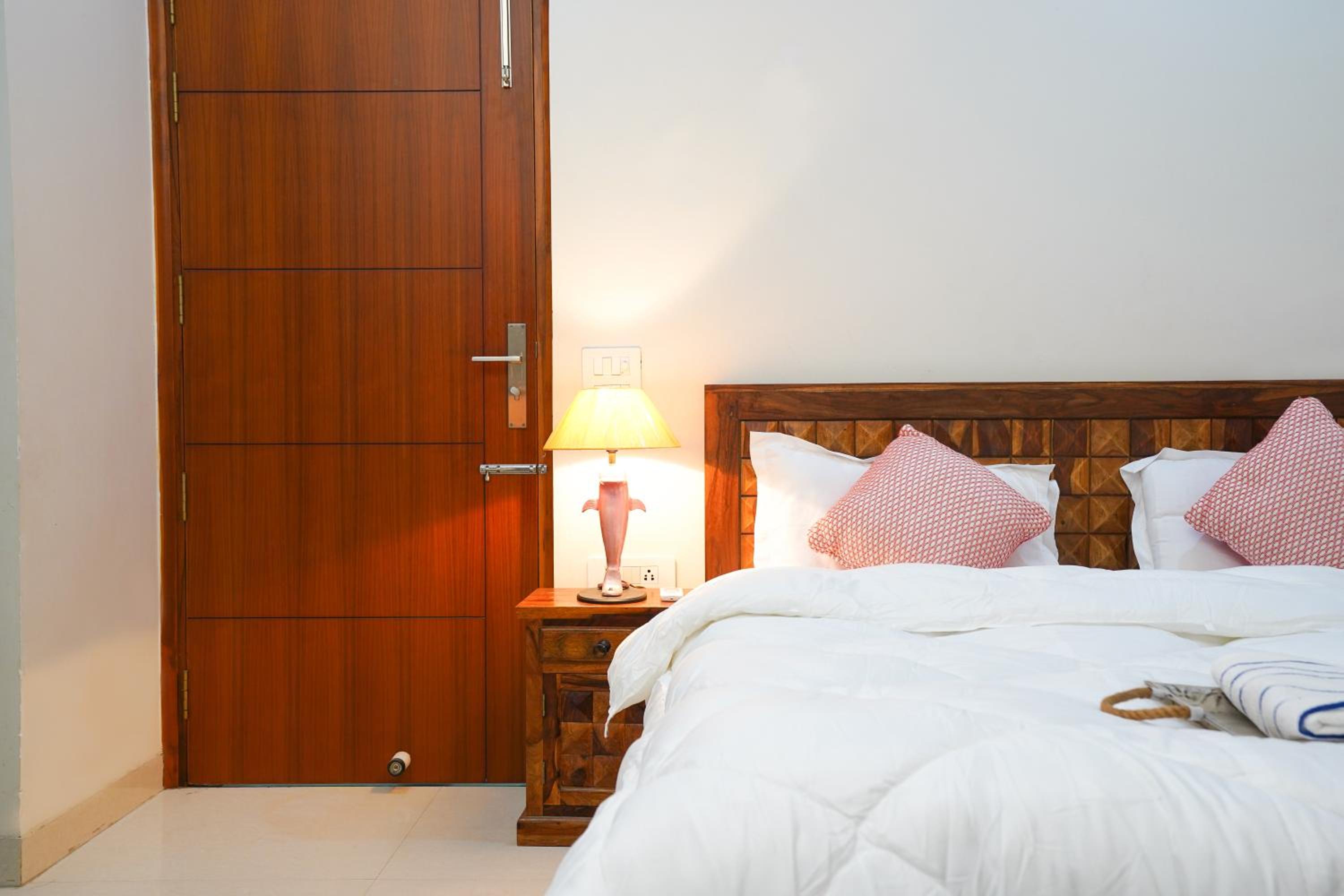 Lime Tree Luxurious 3BHK Serviced Apartment Near Medanta view 5