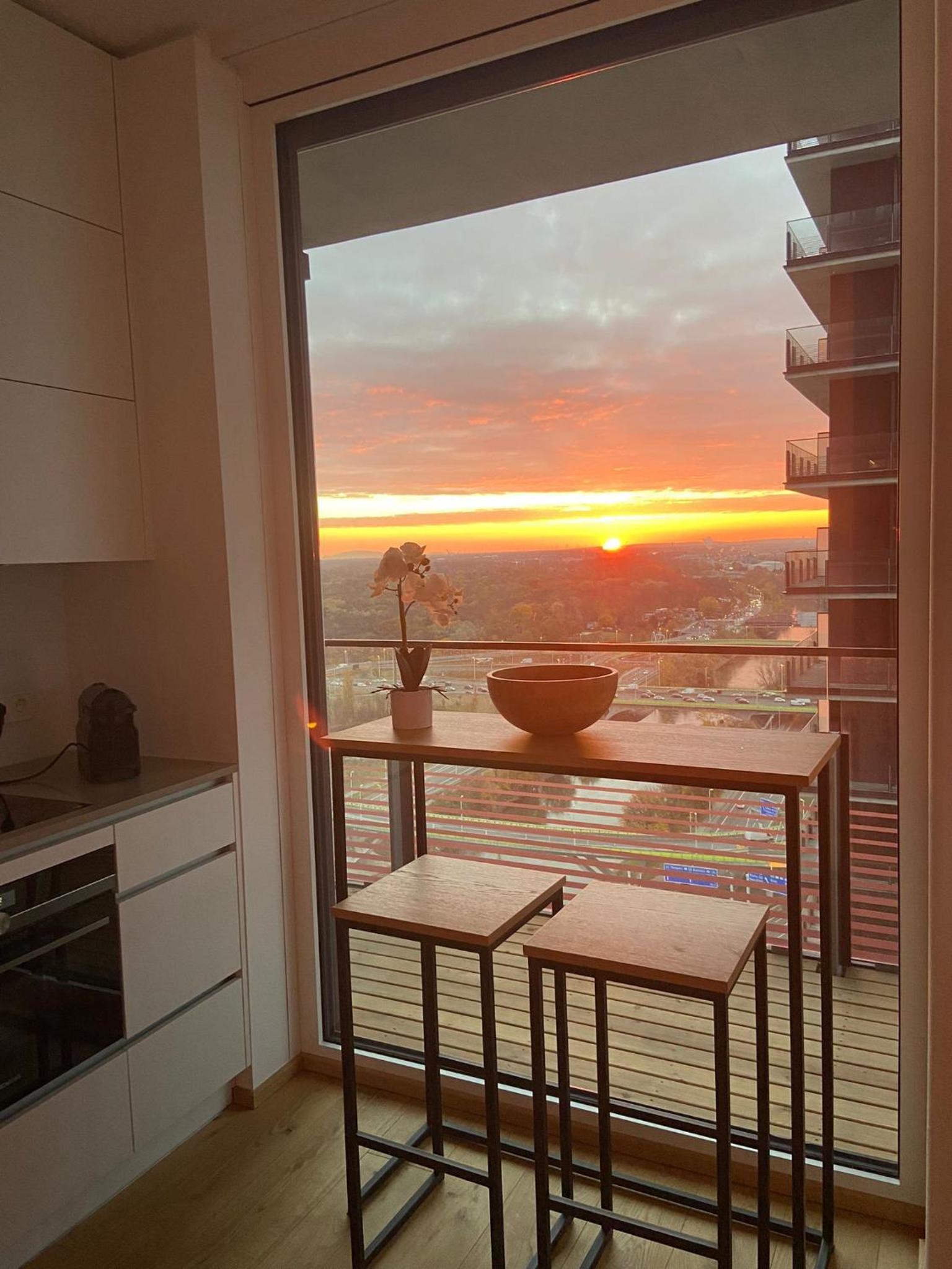 Triiiple Suites Level 21 mit Balkon und Tiefgarage