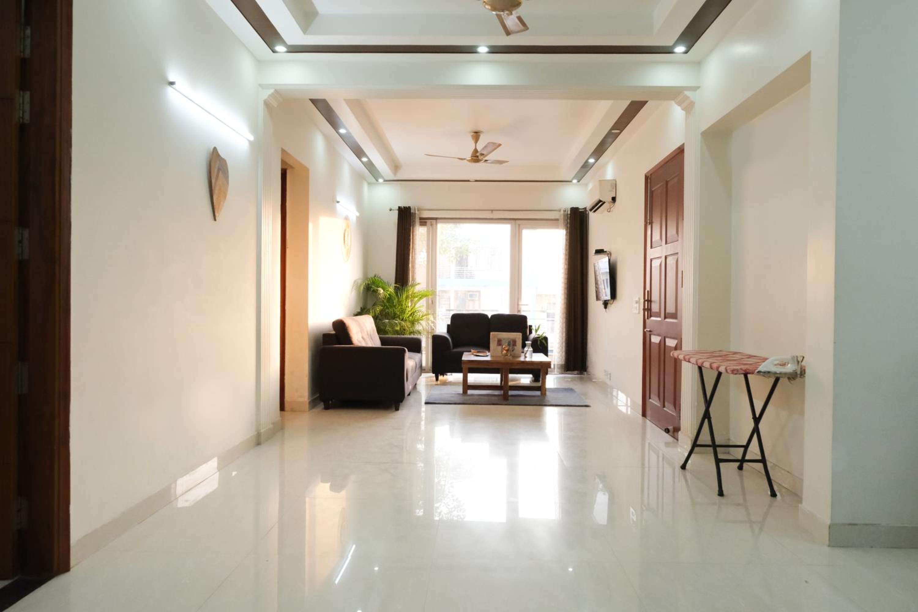 Lime Tree Luxurious 3BHK Serviced Apartment Near Medanta view 4