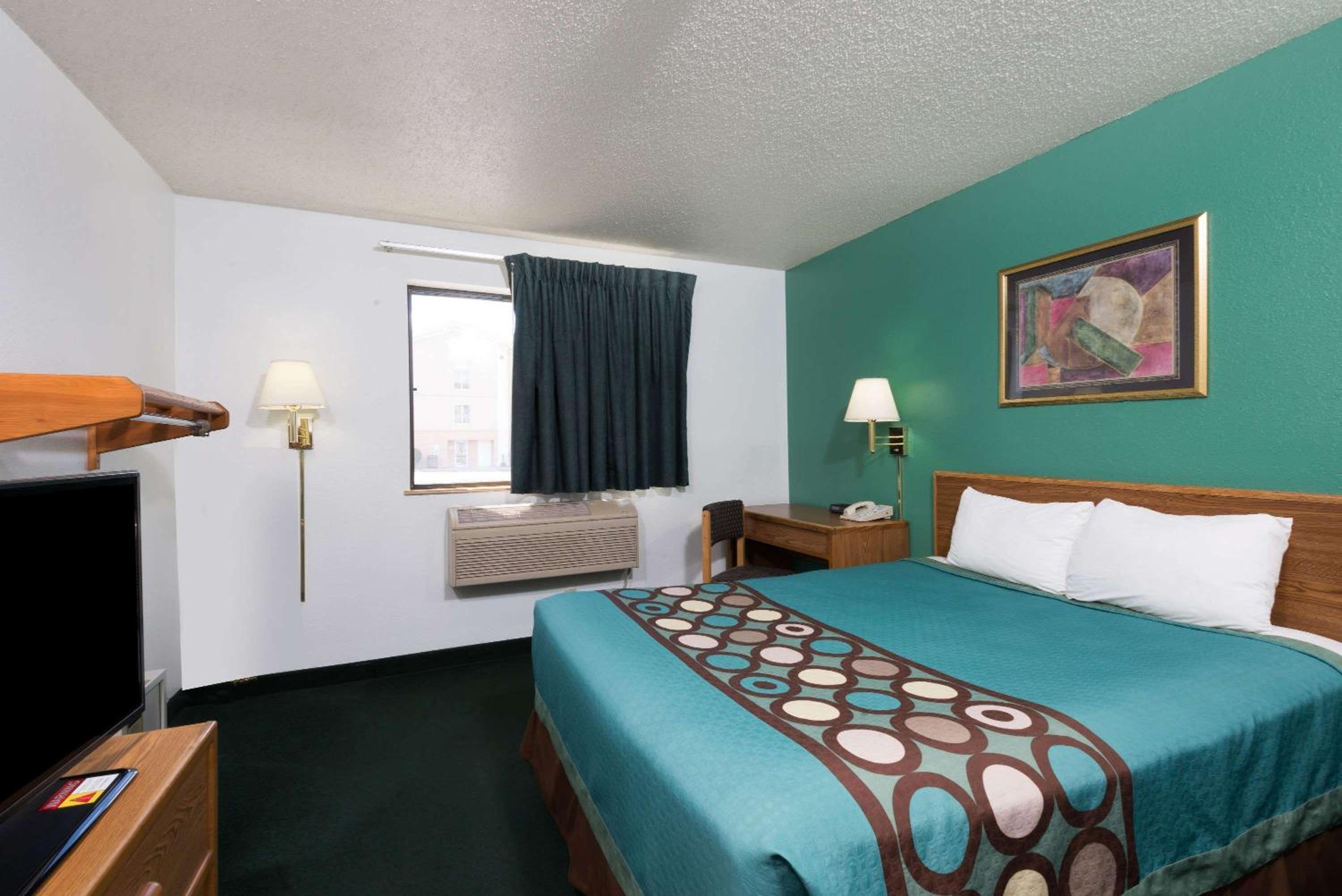 Super 8 by Wyndham New Stanton view 4