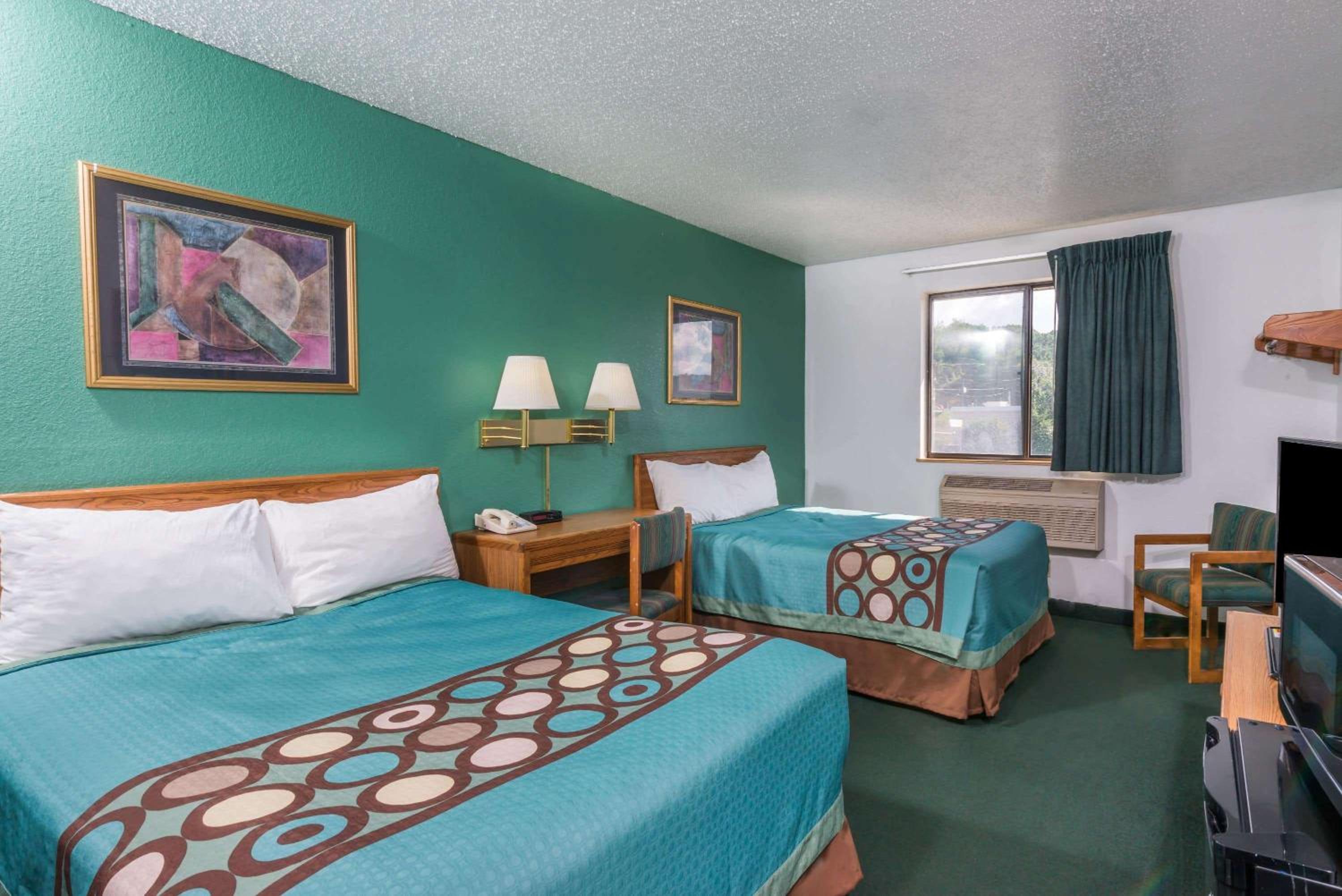 Super 8 by Wyndham New Stanton view 5