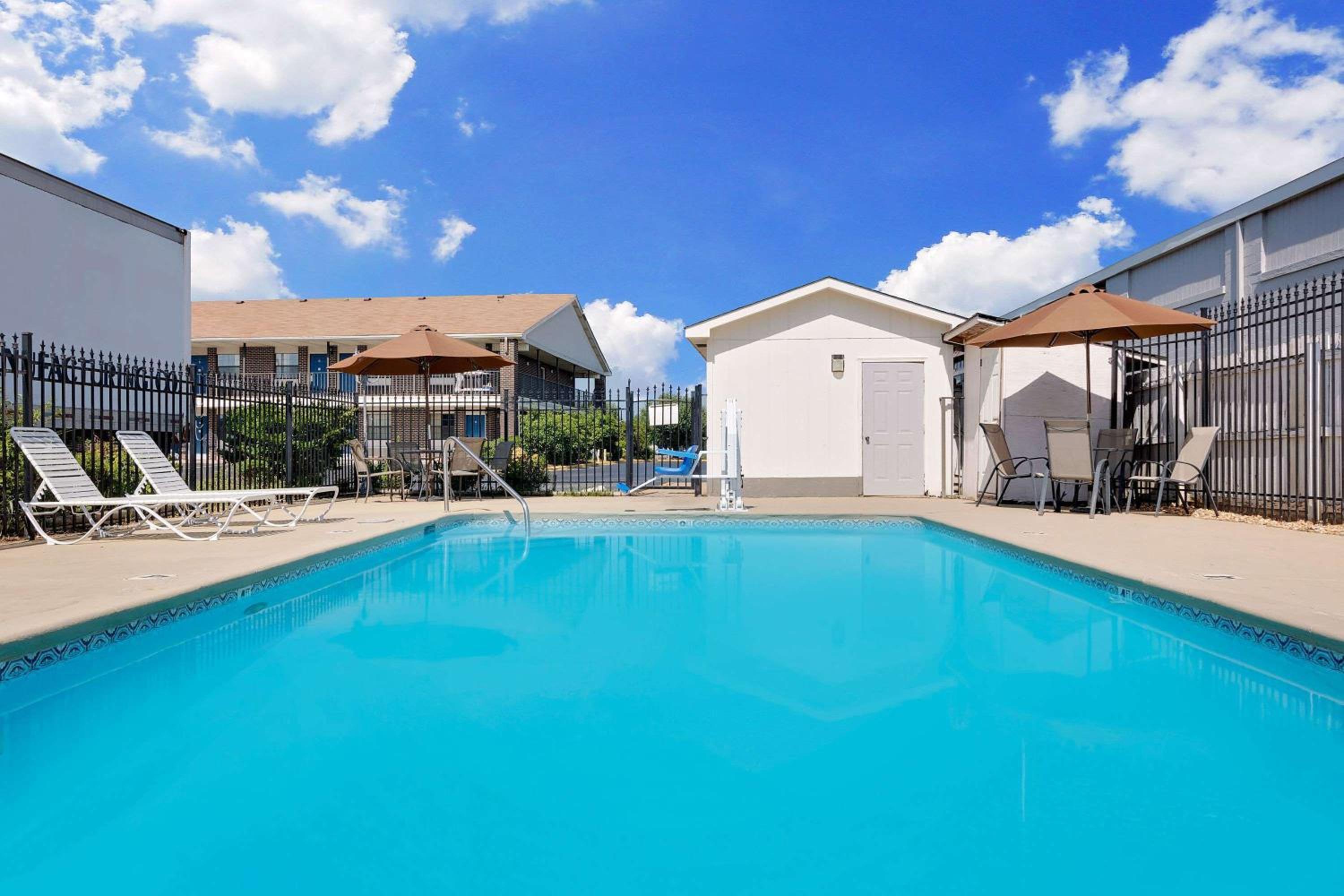 Days Inn by Wyndham Demopolis view 5