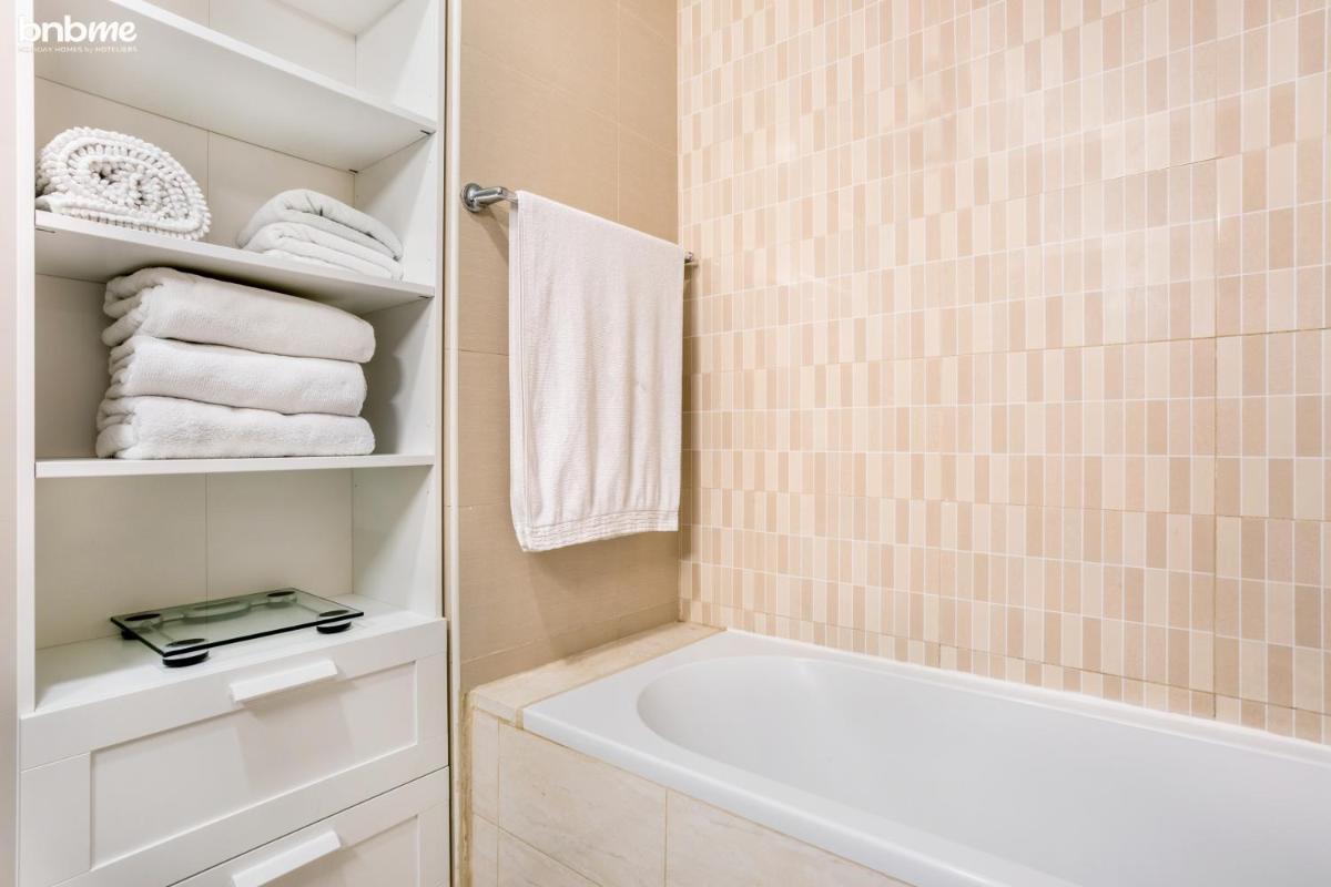 bnbmehomes - Great Value Spacious Apartment w Moden Furniture - 103
